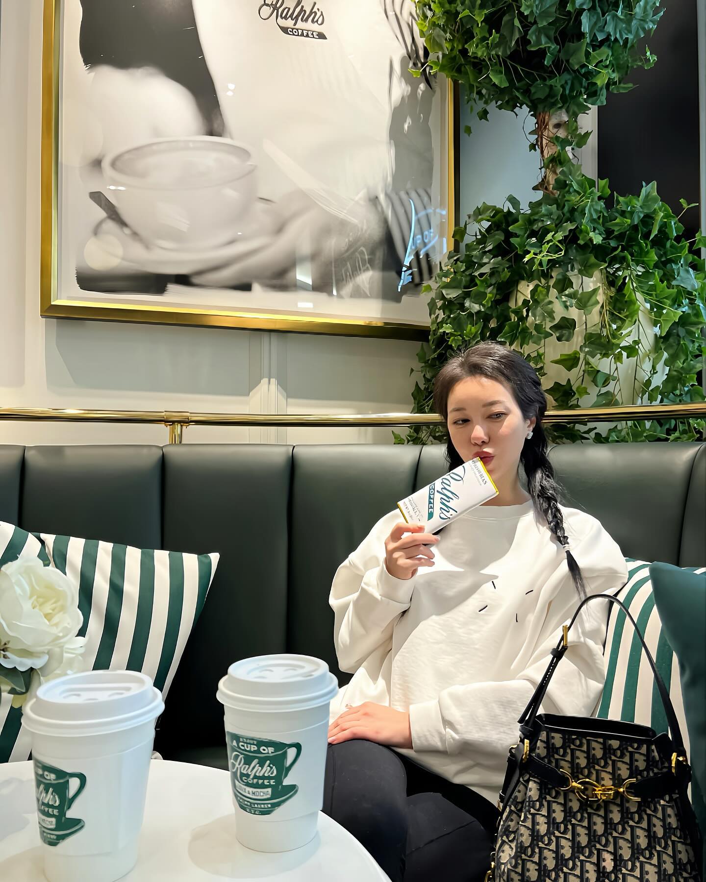 #PoloCafe (2번째 영상📽️)

#RalphLaurenCafe
라떼가 맛있는 폴로 랄프로렌 카페

워싱턴 명품몰 내 
폴로 매장 옆이라 쇼핑+커피 즐기기 좋음 👍🏻

텀블러, 머그 등 예쁜 굿즈 넘넘 많더라고요~
이사가면 커피잔 예쁜거 사야징 🎶

그 위 디올 매장은 내 최애매장 ㅎㅎ

.
#랄프로렌카페 #랄프스커피
#CestDior #DiorBucketBag
#디올오블리크백 #쎄디올