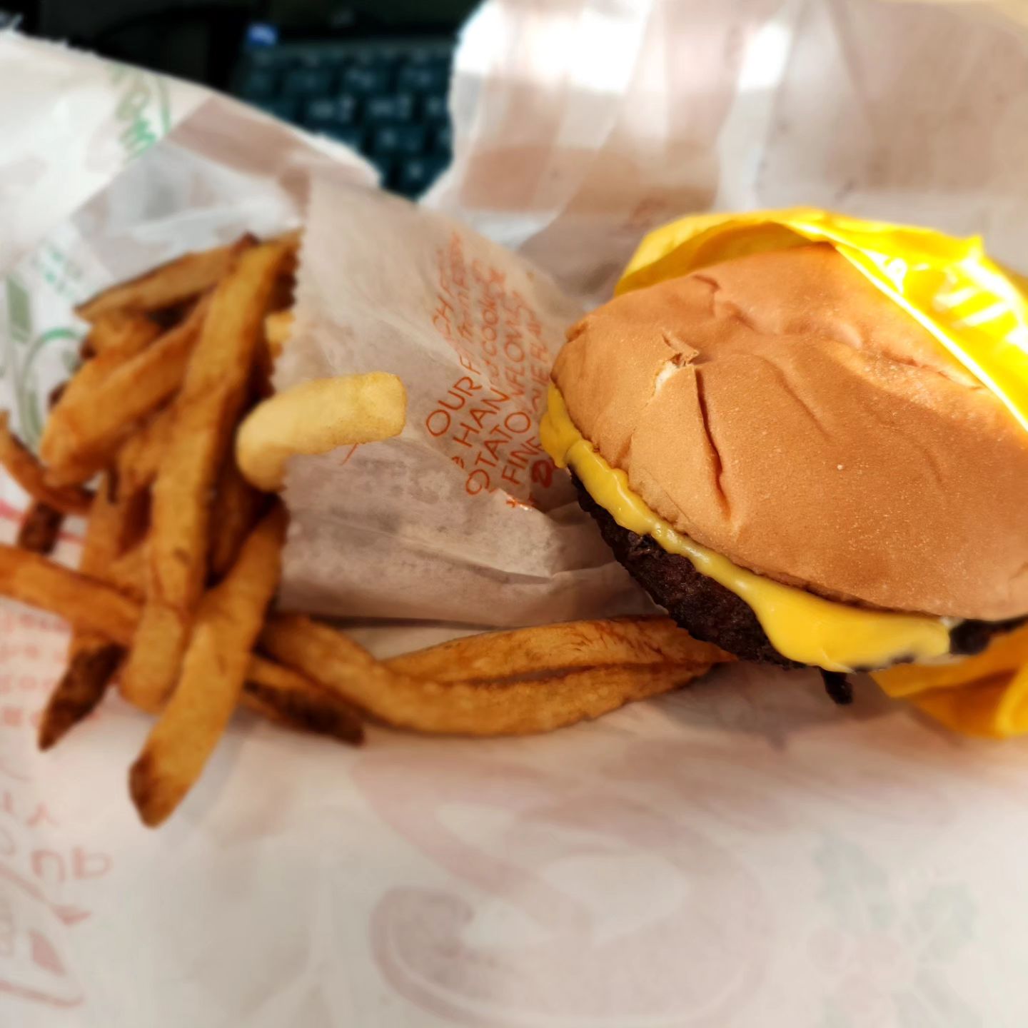 _20231231 #센_Dick'sDrive-In
#센_미국 #센_시애틀
👉115 Broadway E, Seattle, WA 98102

#센_재방문각 🙆‍♀️
미국에 와서 드디어! 맛있은 햄버거를 먹었다!!🥹

안그래도 여기 인기좋고 맛있다는 말은 들었는데 소문이 진짜였음!!

내가 매주 장보러 가는 아시안마트 M2M맞은편에 있어서 장보고 가는길에 포장했다!

메뉴는 치즈버거와 감튀! 가격이 저렴해서 재료는 아주아주 심플 간결 그자체였으나 맛은 최고였음! 내 상상속의 찐~한 치즈향이 베인 미국햄버거였음!!!!!

딜럭스를 시켜야 야채가 한조각이라도 들어가기 때문에 건강생각하면 아주 가끔 먹어야 겠지만 비싼돈 주고 먹은 다른 햄버거집보다 훨씬 맛났다!😃

참, 감튀도 내가 아주 좋아하는 스타일! 당분간 내 최애 버거집이 될듯!