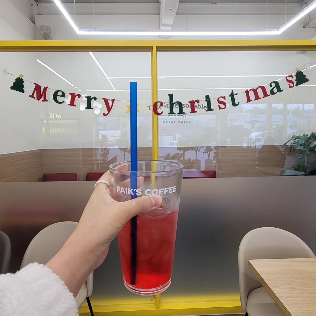 💛화성정남발산점 빽다방
단체 공간이 너무 예쁘고 넓은거 아냐?
알록달록 아이스미초랑 꾸며놓은 크리스마스 분위기 짱
🌲 🎄 아 집에두 꾸며야하는데~
사장님 친절 😄 연말 느낌 물씬 
.
.
.
#빽다방 #화성정남발산점 #화성정남발산점빽다방 #아이스미초 #크리스마스 #대형카페 #화성카페 #정남카페 #발산리카페 #화성시카페 #정남면카페 #먹스타그램 #맛스타그램 #카페스타그램