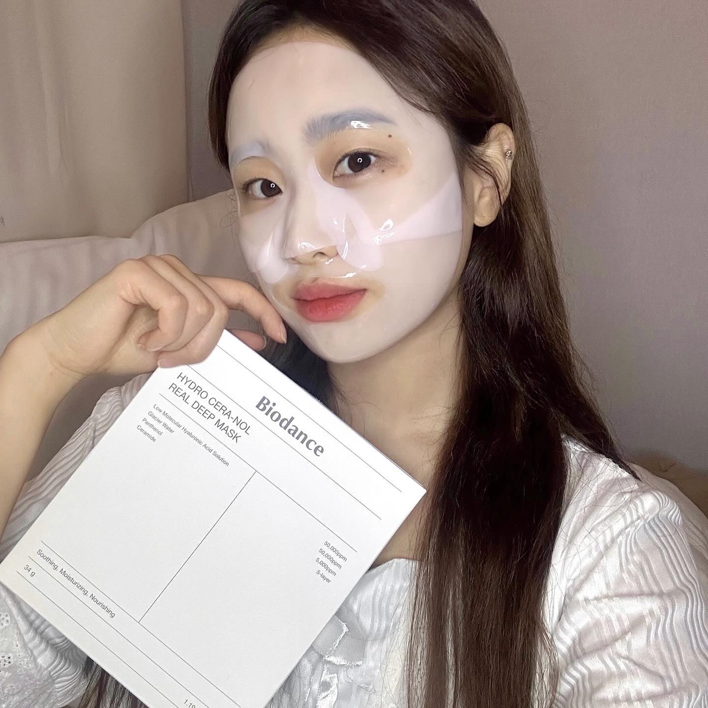 #제품제공 biodance_official 
콜라겐 팩만 누적 300만 장 이상 판매❕
콜라겐 팩으로 유명한 하이드로겔 마스크팩 맛집 
바이오던스에서 새로 나온 보습 진정 라인 세라놀팩 🫧

바이오던스만의 진정 특허 성분 세라놀(Cera-nol) 함유로
빈틈없는 보습과 빠른 진정 효과를 볼 수 있는 제품이에요!

요즘 빨갛게 자극받은 피부에 자잘한 요철들까지
스트레스였는데 세라놀팩 사용해 주니 금방 진정됐답니당..👍🏻
추운 겨울 건조하고 자극받은 피부에 아쥬 딱..🤍

앰플 한 병을 그대로 굳혀 만든 34g의 하이드로겔 마스크로
피부에 유효성분이 흡수되면서 투명해지는데 좋은 성분들 아까우니 
부착 후 꼬옥 3시간 이상 사용하세요오..😚
흘러내리거나 주변에 묻지 않아 수면팩으로도 강추!!
우리 다 같이 세라놀 팩으루 꿀 피부 만들자구요🔥 

#바이오던스 #biodance #세라놀마스크 #진정팩 #올리브영 
#판테놀 #15겹보습 #수분컨투어링 #깐달걀템 #즉각진정 
#하이드로겔마스크 #하이드로세라놀리얼딥마스크