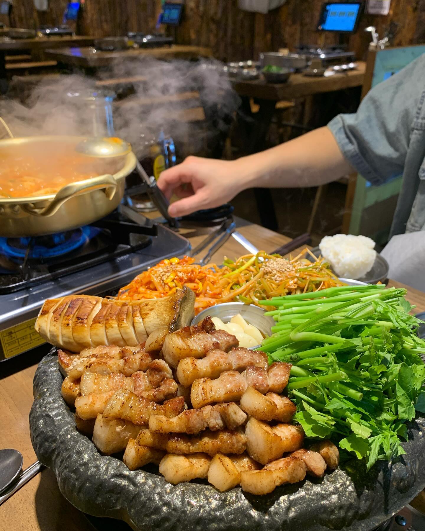 #광고
#청주봉명동맛집 #산장삼겹

청주에 이렇게 가성비 좋은 고깃집이 있었다니.. 이제 간 나를 후회해요
청주 봉명동에 위치한 산장 삼겹! 
산장을 컨셉으로 외부부터 내부까지 꾸며져있는 곳인데 정말정말 맛있습니다👍❤️❤️

육즙가득한 구워주는 삼겹살 + 한우와 한돈 김치가 들어간 한우대창짜글이 + 통통한 새송이버섯 + 생미나리까지 다 해서 단 33,000원🫢🫢

한우대창짜글이가 작을 줄 알고 들어갔는데 가스레인지만한 냄비에 나와서 1차 화들짝🫢
고기 육즙이 너무 반짝거려서 2차 화들짝🫢
맛있게 잘구우셔서 먹은다음 3차 화들짝🫢
밑반찬으로 나오는 명이나물이랑 쌈에 야무지게 싸먹으면 정신차려보면 다먹고 없어요 ㅋㅋㅋ🥬

주방에서 고기가 다 구워져서 나오기 때문에 번거롭게 직접 구울 필요 없고 냄새도 안나서 정말 제 스타일이었습니다!!❤️
이렇게 가성비 좋은데 맛까지 좋은 산장 삼겹 다음에 또 방문할거예요❤️

✔️위치 : 충북 청주시 흥덕구 백봉로 193
✔️영업 시간 : 16:00 - 01:00 (연중무휴)
✔️번호 : 0507-1355-8432
✔️주차 불가능 / 단체 이용 가능, 예약, 포장, 배달

#청주밥집 #청주맛집 #청주봉명동고깃집 #청주봉명동맛집 #청주고기집 #청주구워주는고깃집 #청주구워주는고기집