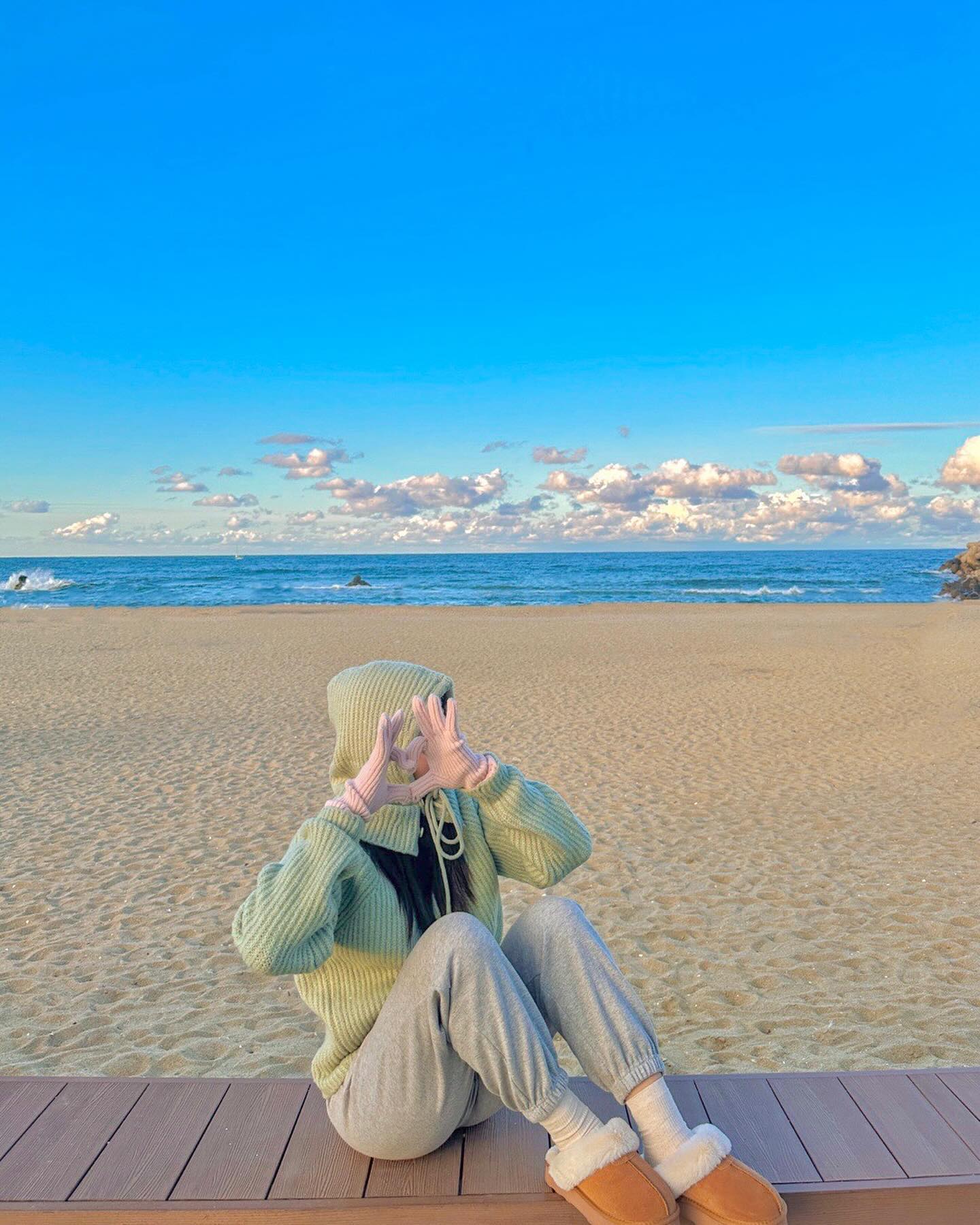#협찬 올 겨울 내 발 책임져줄 innuitshoes 👣

폭닥폭닥한 털과 플랫폼 타입의 어그 슬리퍼라서 착화감도 너무 좋은데 
보온 효과까지 너무 따뜻한 이누이트 루미 퍼 슬리퍼 
평소 일반 어그슬리퍼만 착용해보다가 이번에 처음 키높이도되는 
플랫폼 도전해봤는데 다리까지 길어보이고 불편함없이 데일리로 
내 올 겨울 필수템으로 당첨 ☃️🤍
.
.
#이누이트 #이누이트슈즈 #이누이트부츠 #겨울부츠 #털부츠 #어그 #어그슬리퍼 #어그플랫폼 #어그부츠 #어그부츠코디 #ootd #daily #dailylook #ootd