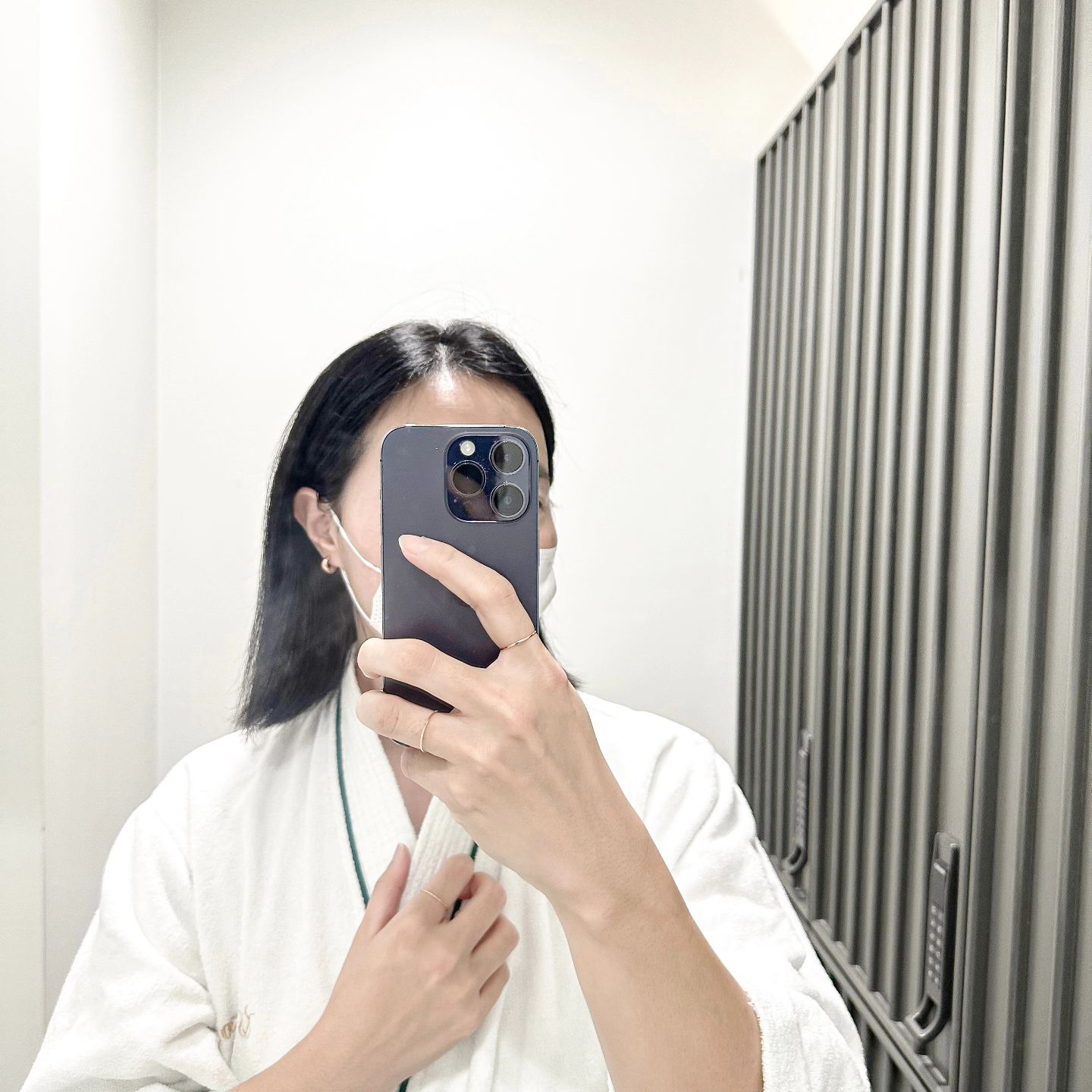 올해는 꼭 가슴성형을 하고 말리라!
다짐하고 네이버 까페에서 여우언냐들한테 엄청 물어보고 찐 후기들을 접하고 방문해본 강남 SC301의원

완전 쫄보 극F여서 성형부작용 때문에 아직 도전 못했던 가슴성형이었는데 말이죠.

이 병원은 원장님이 줄기세포 이식 14년 외길을 걸어오신 분이란 말씀 ~

대박이지 않아요?

아무데서나 지방이식하면 석회화 되고 지방 다 빠진단 말이 있어서 엄청 알아본거거든요.
근데 여긴 찐이다 찐~

바로 예약 잡구와버림

상담비 없구 예약하고 방문하면 간단한 문진 후에 인바디 측정을 하고 상담실장님이랑 상담하고나서 원장님이랑 상담해요.

사실 이 원장님 너무 만나보고싶어서 설레일정도더라고요.

여쭤보고싶은것도 많았고요. ㅋㅋ

제가 정말 가슴이 앞인지 뒨지 구분이 안될정도거든요.

그래서 제 가슴도 될지 궁금해서 여쭤봤죠.

A컵에 대한 질문을 드렸더니, 대부분 한국인은 A컵이 안 되는 경우도 많고, AA컵이나 AAA컵일 가능성도 있다고 하시더라고요.

엄청 친절하게 이해되기 쉽도록 하나하나 디테일하게 설명해주시는데 완전 감동 ㅠㅠ

이 병원이 국내 최초 줄기세포 가슴성형을 도입한 곳이란거 아세요?

아무렇게나 지방이식 하는곳이 아니란거죠.

원장님하고 상담하고 실장님하고도 한번 더 상담했는데요.

상담 해보고 나서 이 병원 특징을 정리해봤어요.

77.48%의 높은 생착률 ( 생착률 미친거 아님? )

국내 최초 옥스포드 및 SCI 논문에 등재된 의사 선생님이 직접 진행

10가지가 넘는 고가 장비와 10년 이상 경력의 연구진들이 상주해 있음 ( 연구진이라니... )

추출 과정부터 관리까지 모든 과정을 투명하게 공개함

하루에 3건 이상 수술을 하지 않아서 아주 꼼꼼하심

무려 18년 동안 8000건의 케이스 수술을 진행하셨다 함

역시 성형은 발품 많이 팔아야 제대로 된곳 만난다는게 이세계 정설이고만~

후발자들은 최초를 절대 못이김.

#가슴성형 #강남가슴성형 #줄기세포가슴성형 #가슴지방이식 #줄기세포가슴성형 #얼굴지방이식 #가슴줄기세포지방이식 #가슴커지는법 #지방이식 #가슴자가지방이식 #줄기세포가슴성형후기 #가슴지방이식가격 #자가지방가슴수술 #SC301의원 #가슴수술 #가슴확대수술 #가슴성형수술 #가슴확대 #가슴성형전문병원 #성형외과추천 #성형외과 #가슴전문성형외과