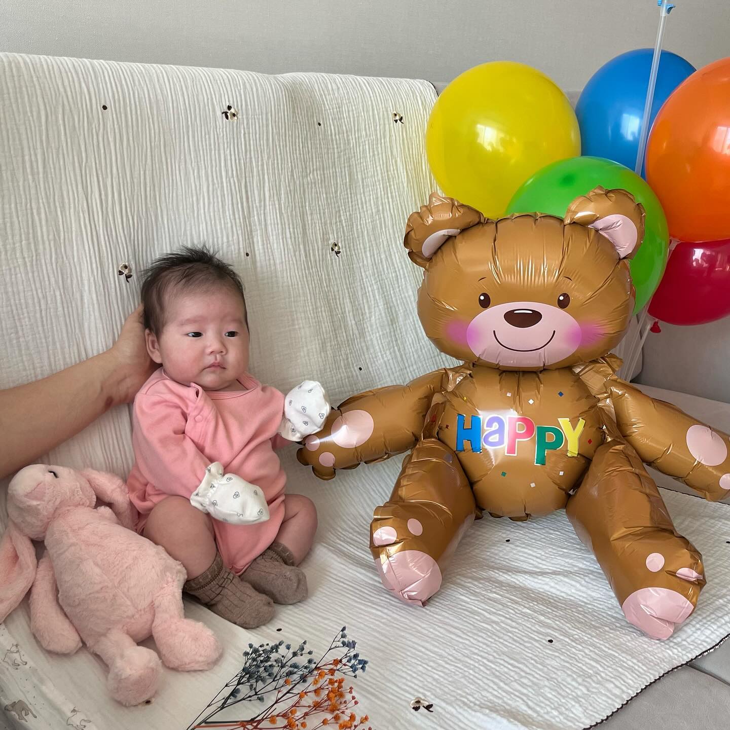 자다깨워서 찍어서 비몽사몽😁 
윤슬이 50일 축하해
엄마아빠가 마니마니 사랑해🤍

 #baby #babygirl #50일셀프촬영 #50일아기
