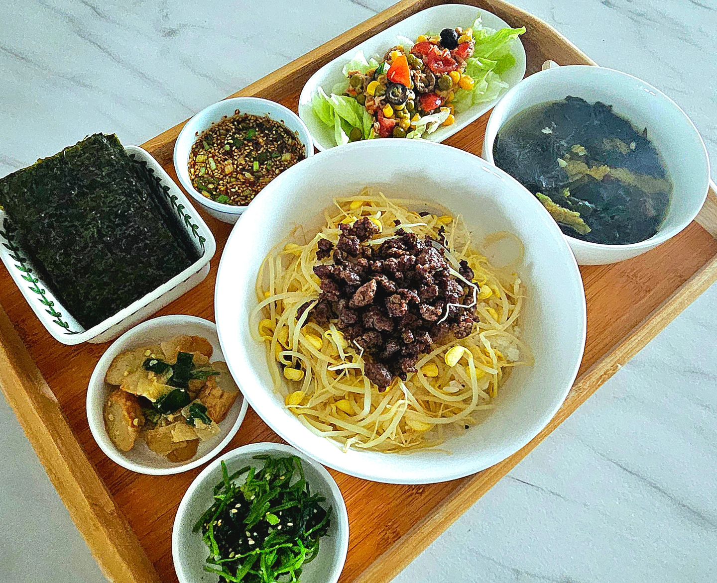 #레시피 

👩‍🍳
#콩나물밥레시피 

1. 다진 소고기 팬에 빠르게 볶다가
  간장, 맛술 살짝씩 넣어서 간맞춰주고
 (소고기 없으면 안해도 되고 돼지고기도 가능)
2. 30분이상 불려둔 쌀에 손질한 콩나물 듬뿍 올려
  전기밥솥 백미취사
 (콩나물에서 수분이 나오기 때문에
  물양은 평소보다 적게 잡기)
3. 양념간장- 다진 파, 다진 고추, 양조간장 2T, 
  국간장 2T, 맛술 2T, 고춧가루 1T
  참기름 1T, 깨소금 1T 
4. 취사완료되면 잘 저어서 그릇에 담고,
 볶은 소고기 올려주기. 
  기호에 맞게 양념장 얹어먹으면 끝

#소고기콩나물밥#콩나물밥#콩나물밥만들기#콩나물밥양념장
