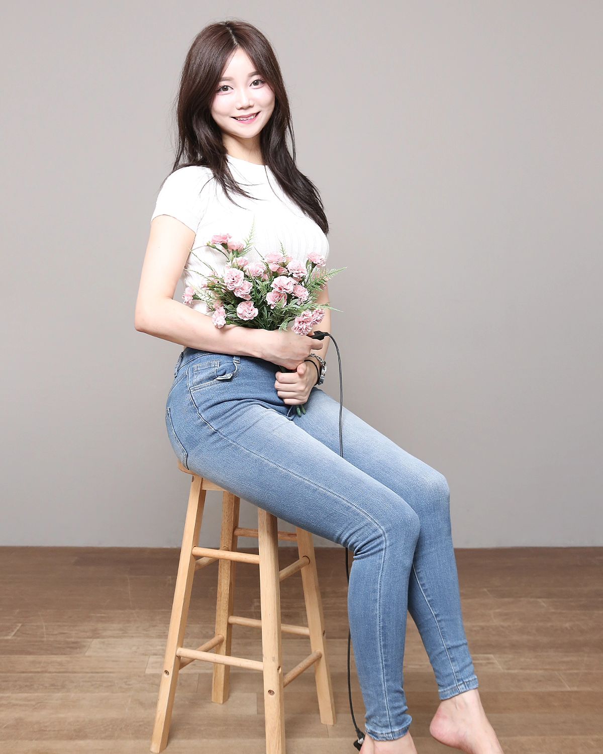#오디티모드광화문점 에서 촬영한 두번째 셀렉본!!

열심히 고심하고 고심했어요

살짝 뒷모습에서 고개만 돌린 사진이 너무 잘나와서 픽하려다가

이렇게 활짝 웃는 사진이 보기에 기분이 좋을거같아서 골랐는데 어떤가요!?

잘 골랐나요??

20분동안 제한없이 많은 컷을 찍을 수 있어서 마음에드는 포즈와 사진들 많이 남길수 있다구요~~

컬러와 흑백선택이 가능해요!!

메이크업은 최대한 진하게 해주셔도 사진찍으면 날아갑니다~~

메이크업 받고오시는게 베스트, 그게아니라면 유튜브에서 살짝 진한메이크업 찾아보시고 오시면 좋을거같아요

저는 요즘 엄청 진하게 하지는 않아서 청순메이크업으루 나왔어요 :)

odt.mode