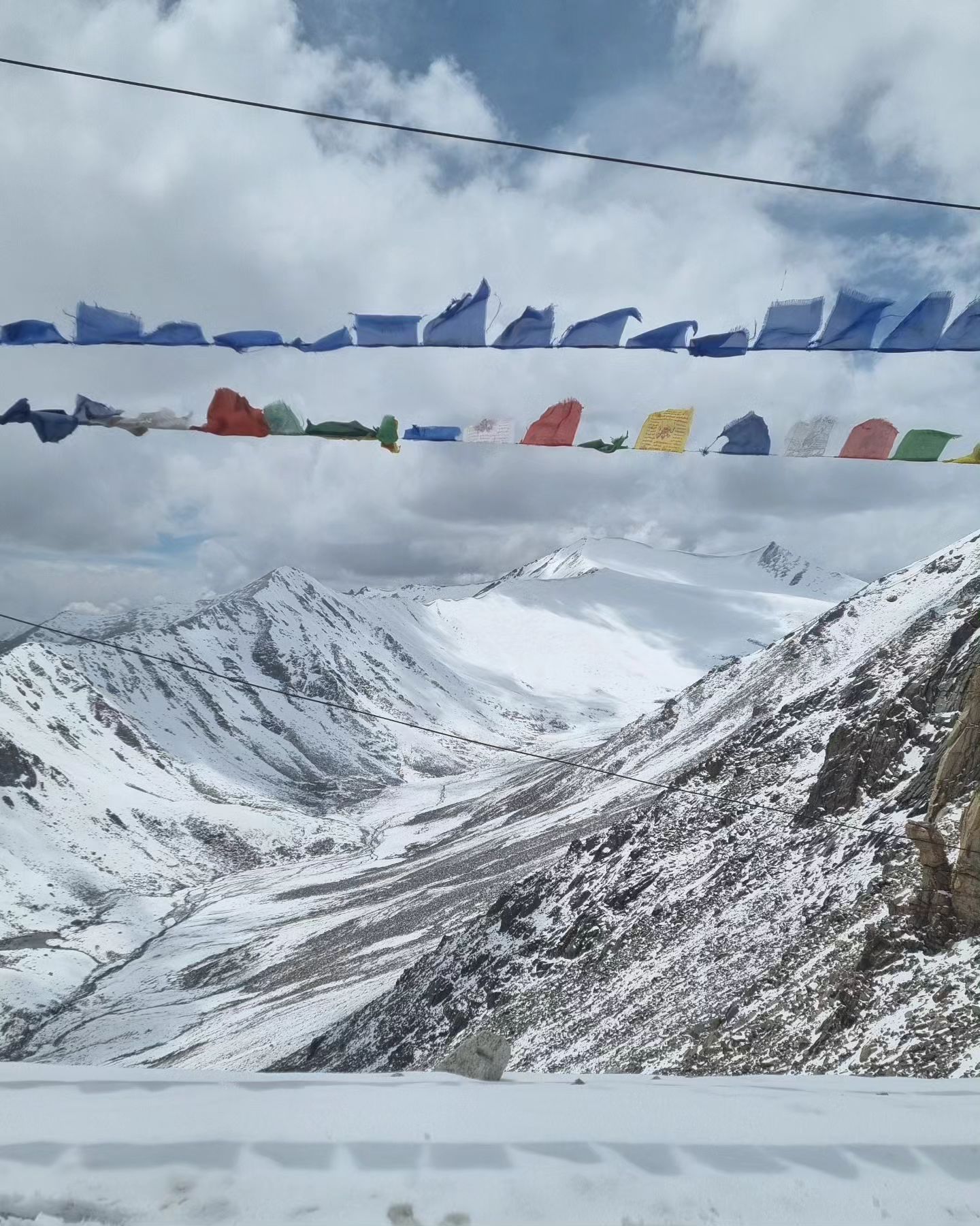 .
#레 #라다크 
#leh 에 도착했다고
끝난 것이 아니다.
.
여기서부터 시작
10시간 넘게 달려
도착한 #turtuk 
.
정말평화롭다
여기서부터 와이파이와의
전쟁 시작....
세상과 단절
.
#india 
#trip 
#travel 
.
