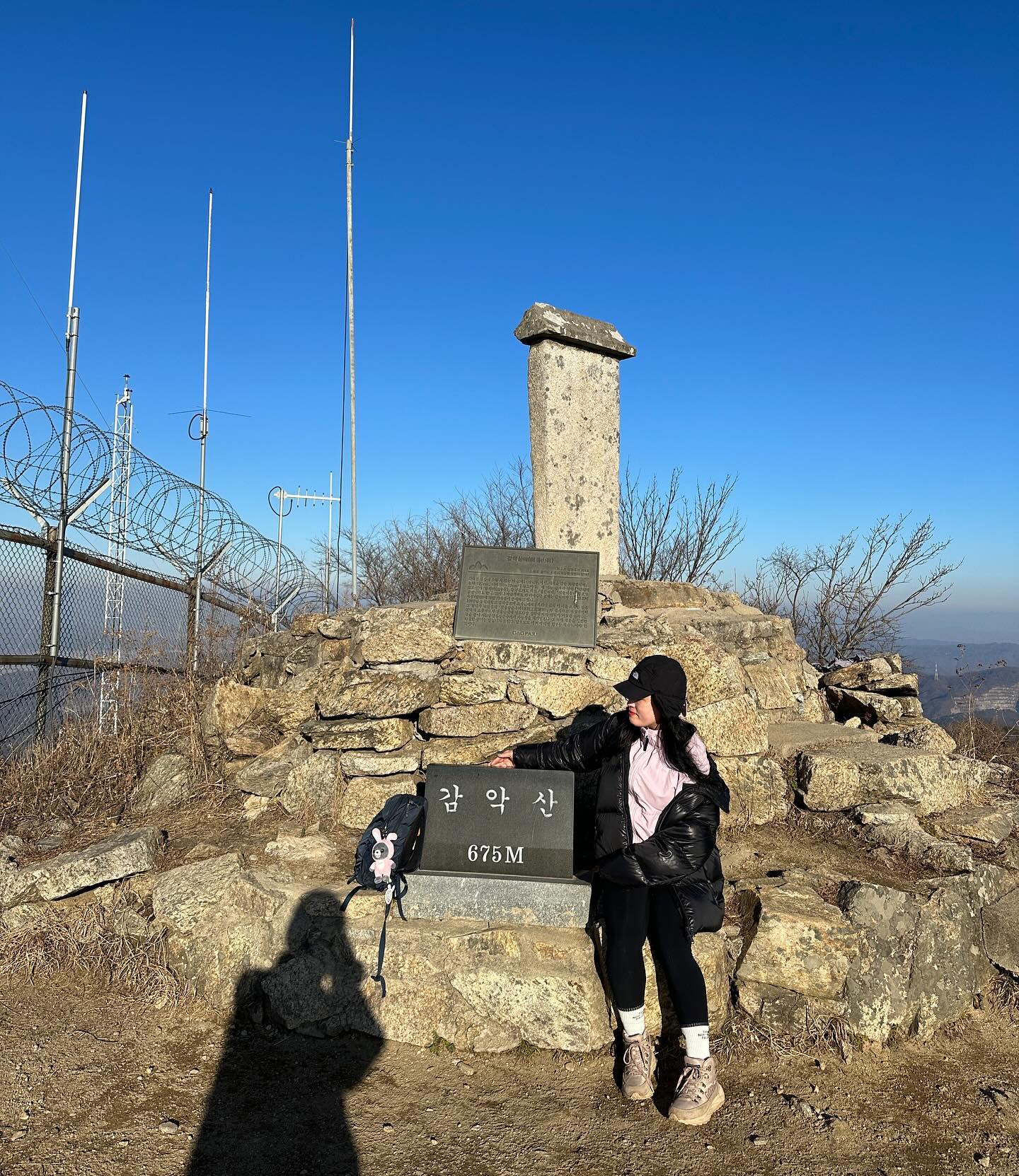 겨울산행 순한맛❄️🌬️💙
장갑챙겨놓고 또 두고왔.. 왜맨날 하나씩 빠뜨릴까ㅋㅋㅋ

231203

#⛰️
#감악산 675M

#👧🏻🧒🏻🌱
yunsoo_ing 

😋별내휴게소 길쭉이호떡 맛맛

#travel #trekking #hiking #hikerlife #mountain 
#여행스타그램 #아웃도어라이프 #blackyak #등산 
#koreamountain #bac인증 #블랙야크100대명산 
#커플등산 #등산소통 #겨울여행 #겨울산행 #파주여행