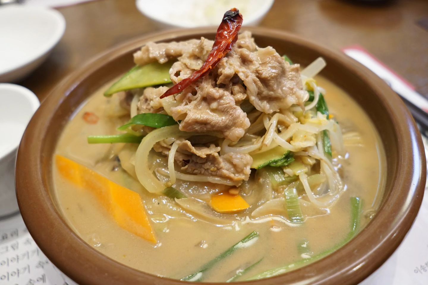 오빠랑 데이트~
우리 데이트 할때 항상 오는 메이탄 구의점
분위기도 좋고~ 맛도 좋아서 자주 오는 곳인데
맛있는 음식에 술도 한 잔 함께 하기 좋은 곳이에요

오픈형 주방이라 위생적으로 운영하고 있는 것을
확인 가능하고 불쑈 같은거 할때 ㅋ 보는 재미까지 있답니다~~

넓은 홀과 룸이 완비되어 있어서
각종 모임장소로 좋은 메이탄 구의점
그래서 사실 우리 회사 회식때도 여기 자주 온다죠

오늘은 제가 좋아하는 차돌짬뽕과 오룡해삼 주문했어요
여기에 술 한 잔 곁들이니 회사에서 받은 스트레스 모두 날아가벌임!!! ㅋㅋㅋ

주말에는 엄마 생신 기념으로 
또 올거라서 미리 예약도 했어요 ^^

주말에 먹은거 또 자랑하러 올게요~

메이탄 구의점
ㆍ주소: 서울 광진구 광나루로 590 아산빌딩 1층
ㆍ전화 : 02)454-6688
ㆍ영업시간: 11:00 - 21:30

#구의역맛집 #강변역맛집 #구의역중식 #구의역회식 #구의단체회식 #차돌짬뽕 #오룡해삼 #광진구맛집 #구의동맛집 #자양동맛집 #구의맛집 #메이탄구의 #구의메이탄 #건대맛집 #직장인맛집 #직장인점심맛집 #구의역점심맛집
