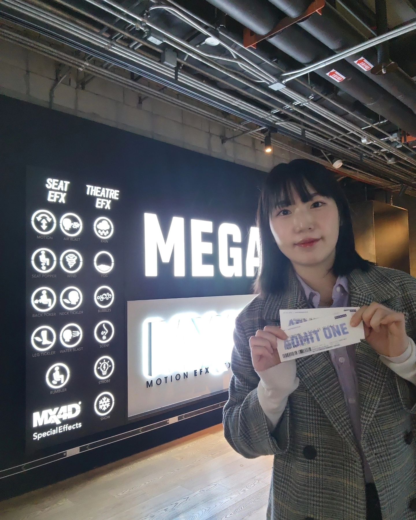 #광고

제 최애 영화관 메가박스 코엑스점에서
MEGA MX4D관 신규 오픈 했대요🎵 

그래서 좋은 기회로 프리뷰 시사회에 초대 받아 다녀왔는데요🖤

진짜 와우.... 요즘 영화계의 신세계를 경험했어요!!
부드럽고 넓은 좌석으로 영화 장면에 따라 구현되는 익스트림 체어 모션과 15가지의 효과들이 진짜 역대급 4D 상영관이라 느껴졌어요!

프리뷰 시사회로 핫했던 그 영화
스파이더맨 어크로스 더 유니버스🕷를 봤는데 와우.... 
영화관 체어에 앉아서 스파이디가 된 거 같은 느낌,,,!
활강 모션때마다 몰입 최강으로 끌어올려진💕

단순 흔들거리는게 아닌 확실한 모션 효과가 정말 놀이기구 타는거 같았어요 딱 영화에 집중하기 딱 좋은 정도의 몰입감✨️

앞으로 여기에서 이런 익스트림한 영화가 많이 상영했으면 좋겠다며..🫶

#메가박스 #4D #4D영화관 #메가MX4D
#MX4D #코4D #코엑스 #코엑스4D #코포디 megaboxon #스파이더맨어크로스더유니버스