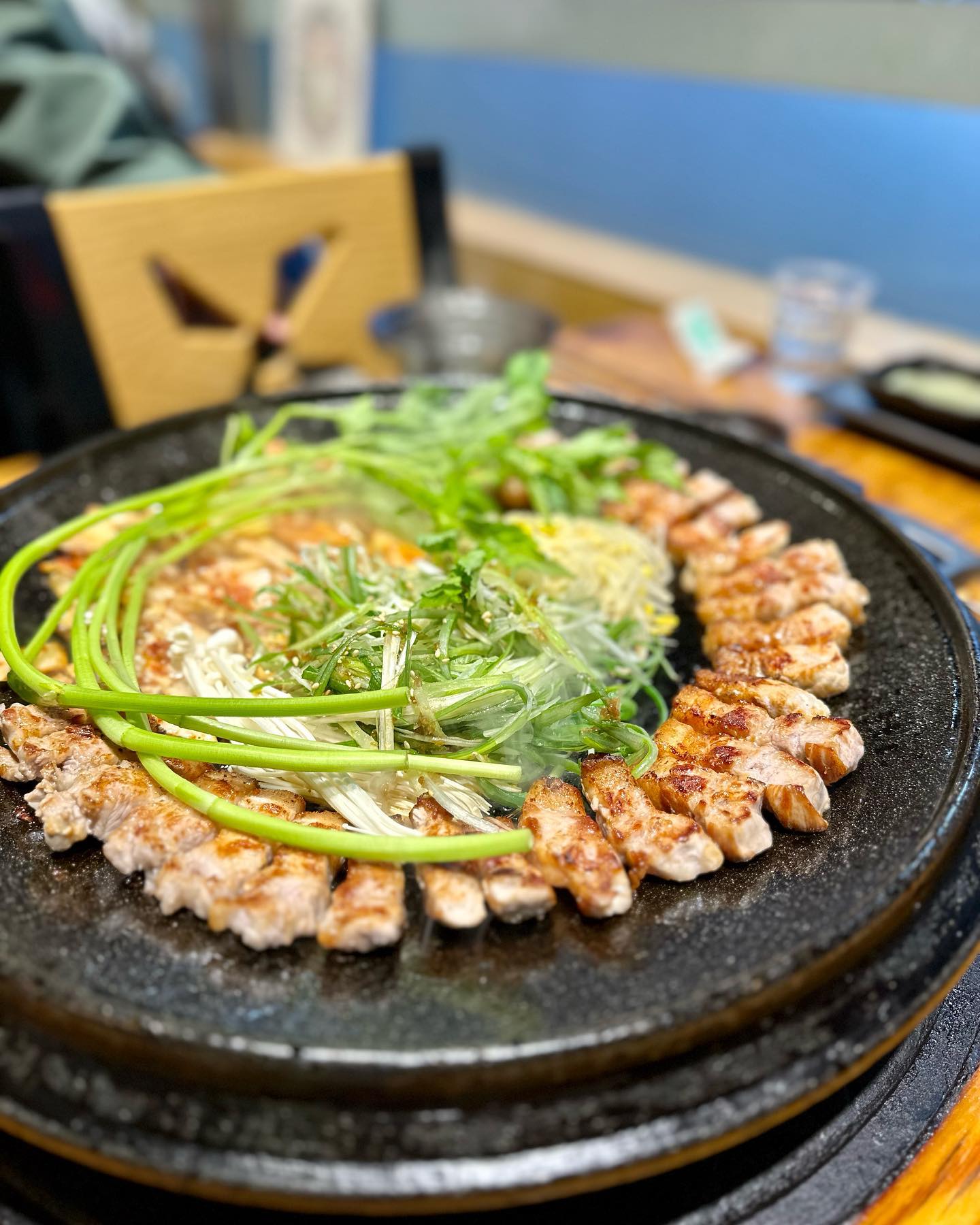 양재동에 이런 맛집이 있다니🥹
심지어 직원분들이 첫번째 고기는
직접 구워주신다.. 회식장소로 딱❗️
개인적으로 항정살이 젤 맛있었고,
김치 콩나물 버섯 미나리(고사리) 함께
먹으니 진짜 꿀맛 주차도 가능해요!

.
.
.
.
.
.
.

#양재동삼겹살 #양재동고기집 #양재동회식장소 #양재동주차가능식당 #양재동식당추천 #서초구맛집 #서초맛집 #서초삼겹살 #서초회식장소 #서초회식장소추천 #양재맛집 #양재삼겹살 #양재항정살맛집 #양재동맛집