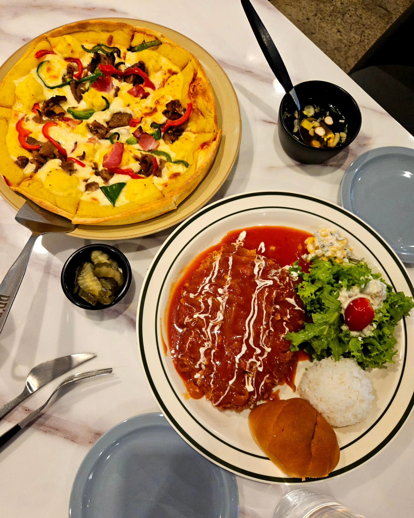 #협찬 

냐함 뜨돈 진천본점 간만에 방문! 역시나 넘 맛있음 💛🤍
겉바속촉 수제돈가스 전문점이에요 

돈가스와 버거를 함께 먹을 수 있는 돈버거 맛집 완전 인정👍
돈가스 이외에도 파스타, 덮밥 등 양식도 맛나요 
제주 청정육만을 사용한 신선한 수제돈가스를 맛볼수 있어요 
깔끔하고 세련된 인테리어도 완전 취저 
자연치즈사용해서 더 좋았어요
편한 주차 공간으로 자주 방문 하게 될것 같아요

 #대구맛집 #대구돈까스 #달서구맛집 #리뷰노트 #대구외식 #진천동맛집 #뜨돈 #뜨돈진천점