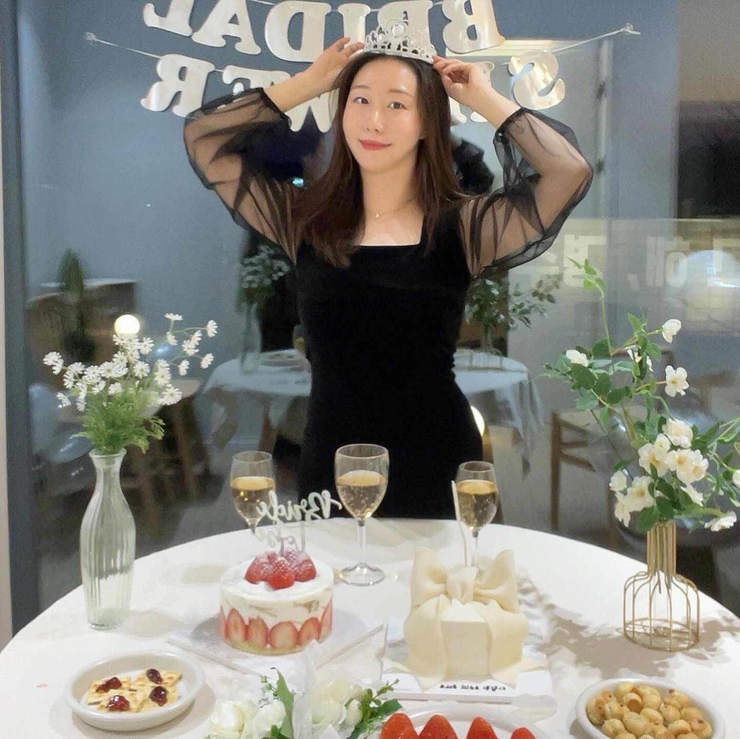 브샤를 빛내준 우리케이크🎂
세상예쁘지 않냐며 독특한 디쟈인 넘예뿌죠
경주여행가서 케이크가필요하다면 모모케이꾸🍰

내사진과함께해♥️ ㅋㅋㅋ
리본모양에 너모 이뻤던 케이꾸👑
사실 이쁜케이크에 맛에 디었던적이 있어서 기대안했는데
초코시트 촉촉하니 너뮤 맛있었구오
사장님도 너무 친절해서 추천함늬다

협찬아님주의
#경주케이크 #경주맛집#경주브라이덜샤워#브라이덜샤워케이크#selfie#일상#맞팔