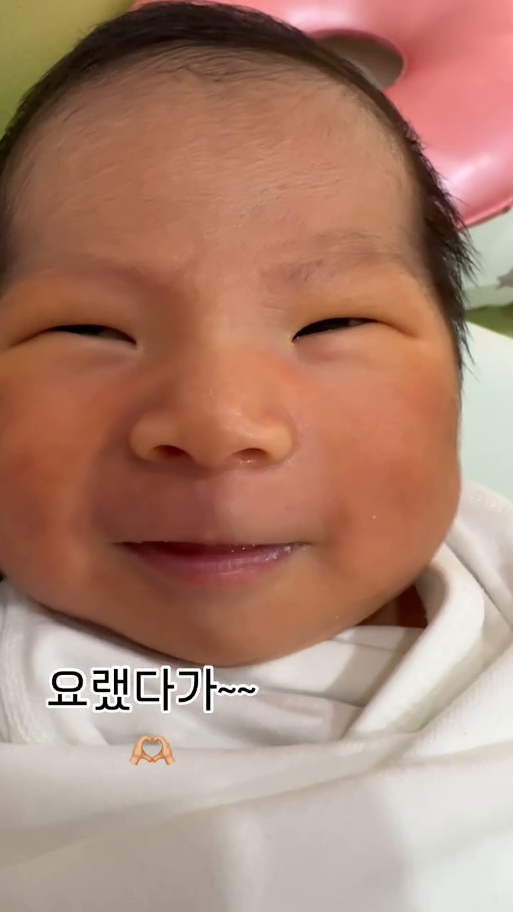 신생아때는 호두과자 구겨진것처럼 생겼었는뎅🧸🐻🥺💖
크면서는 망곰이 되가는중🐻