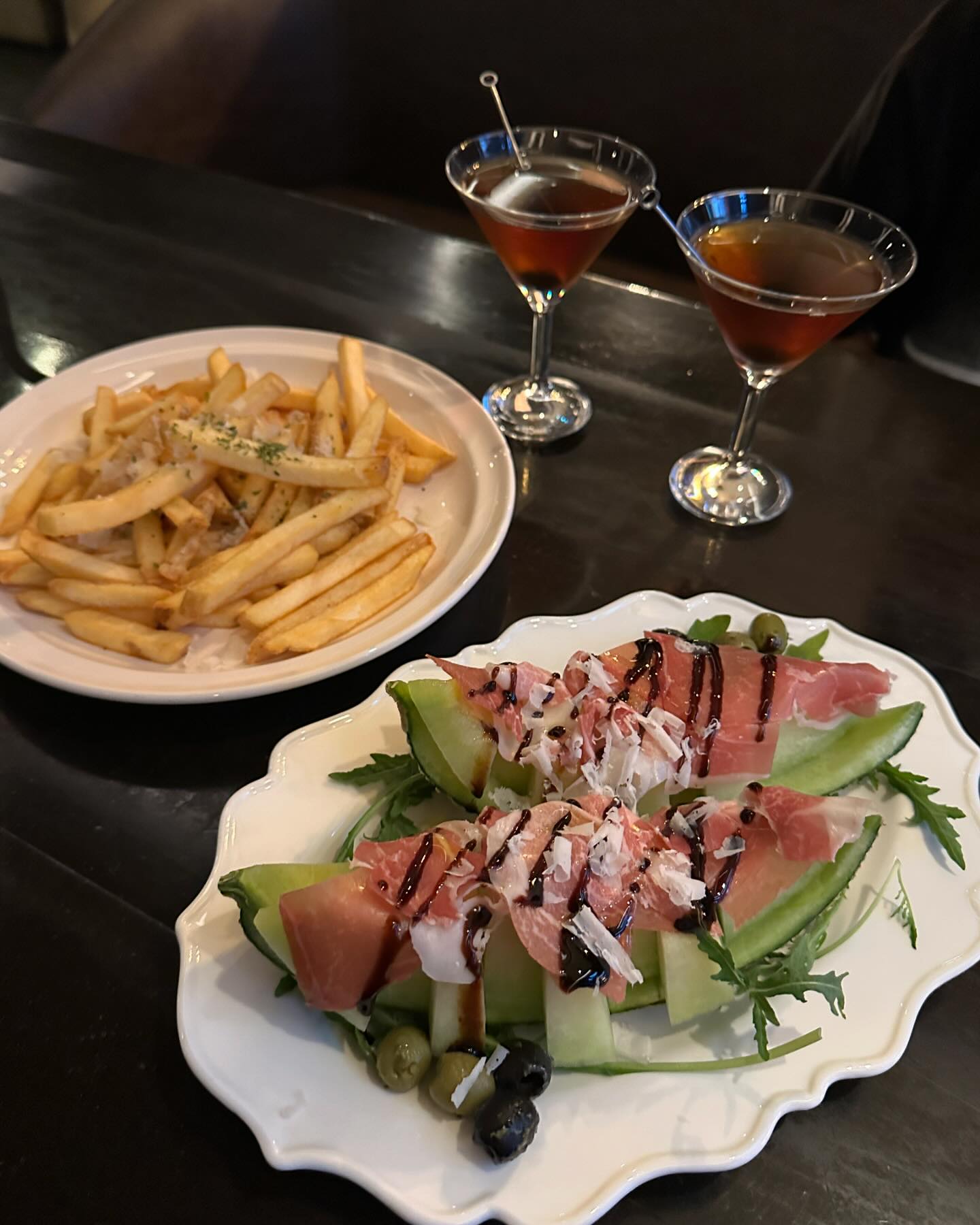 #협찬 강남역 분위기 좋은 술집 이구펍🍷
29pub 

안주도 맛있고 다양한 주류를 즐길 수 있어요!
트러플 좋아하신다면 트러플 메뉴 추천합니다👍🏻

이번에 마신 제퍼슨 버번 위스키는 미국을 대표하는 위스키로 복합적인 맛을 위해 각기 다른 매시빌(곡물 배합 레시피)과 숙성년수의 버번을 활용한 독특한 블렌딩 기술로 완성됩니다

이렇게 탄생된 제퍼슨 버번은 브라운 슈가향과 레몬향이 함께 어우러지며 바닐라, 복숭아, 토피 플레이버가 조화를 이루고 피니시는 부드럽고 따뜻한 꿀향으로 이어집니다

40도의 도수에도 불구하고 바디감이 있는편이고 가벼운 치즈류랑 잘 어울립니다:)

강남 이구펍에서 만나보세요😊

경고 : 지나친 음주는 뇌졸증, 기억력 손상이나 치매를 유발 합니다.
임신 중 음주는 기형아 출생 위험을 높입니다.

📍주소: 서울 서초구 강남대로65길 10
⏰영업시간: 18:00-02:00
🏷️ 메뉴: 트러플 프렌치 프라이, 멜론 프로슈토, 맨하튼 칵테일 

#강남위스키 #강남맛집추천 #제퍼슨 #제퍼슨버번 #버번 #bourbon #제퍼슨칵테일 #올드패션드칵테일 #cocktail #jeffersoncocktail #강남술집 #강남맛집 #강남이구펍 #이구펍 #29펍