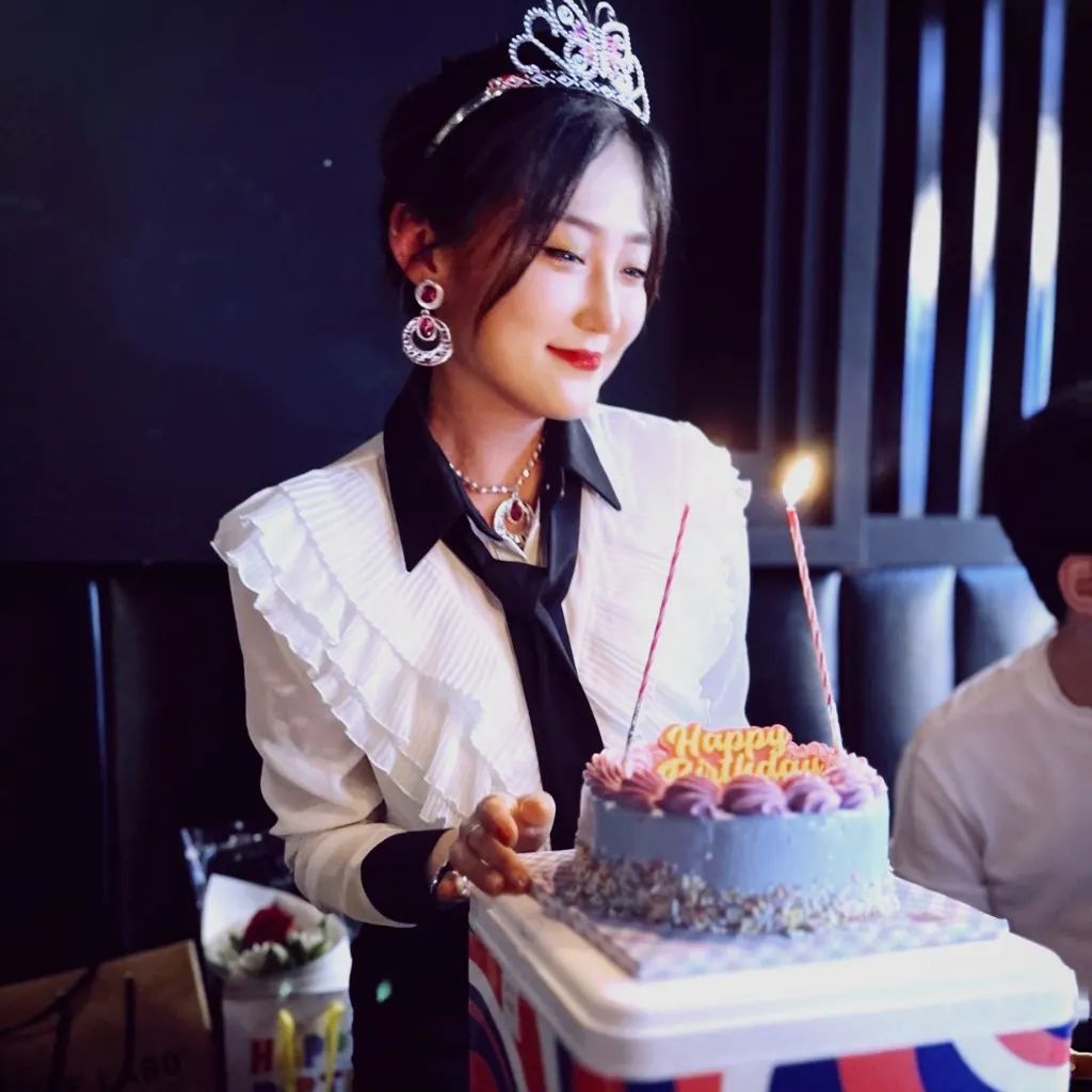 만으로 #29살 #생일파티 #공주뜸 으로 완벽 변신🩷
최초로 많은 술을 먹은 #알쓰 이제 과도하게는 먹지않아용🫠
생일 축하해주신분들 모두들 #감사합니다 어차피 4월동안은 #생일 할꺼야~
내지인들에게 사랑받는 아이가 되려구ㅋ😉
.
.
.
.
#daily #ootd #selfiegram  #서울 #홍대 #강남 #selfie #셀스타그램 #맞팔 #좋아요 #좋아요반사 #이미지모델 #협찬 #뷰티모델#친구스타그램 #소통 #공유 #힐링장소 #안양 #범계 #좋아요#vlog