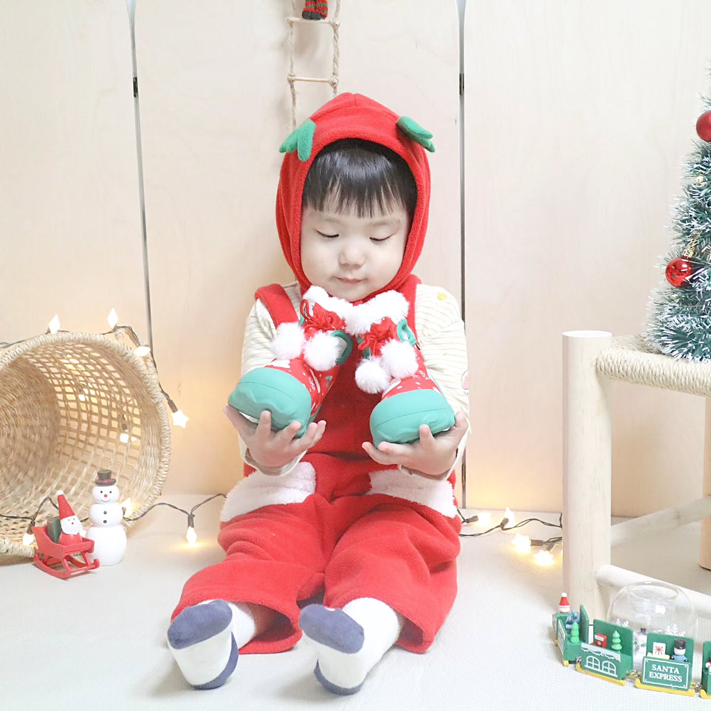 #협찬 

차니에게 도착한 연말에, 크리스마스에 너무 잘 어울리는 
스텝케어 보그스 부츠 한번 보실래요~? 

꺼내주자마자 신고 밖으로 나가야한다며 폴짝 폴짝 ! 

따뜻한 털 안감이 얼마나 따뜻해보였는지 몰라요 

보그스는 100% 방수, 영하 15도의 추위에도 따뜻하게 보호해주며, 
세탁기로 물세탁까지 가능해 아이신발 관리하기도 편해요 

스노우캠프 - 크리스마스 레드 제품 이름답게
크리스마스룩과 함께 신어봤는데 너무 귀엽지않나요?

혼자서 스스로 신고, 벗기까지 쉬워 어린이집 갈 때도 신고간다는 아들 
주말에는 예쁜 크리스마스 분위기 나는 곳이나 눈썰매장으로 놀러가야겠어요~

#스텝케어 #보그스 #아기부츠 #방한부츠 #유아방한부츠 #유아겨울부츠 #조카선물 #우리아이선물 #크리스마스선물 #유아부츠