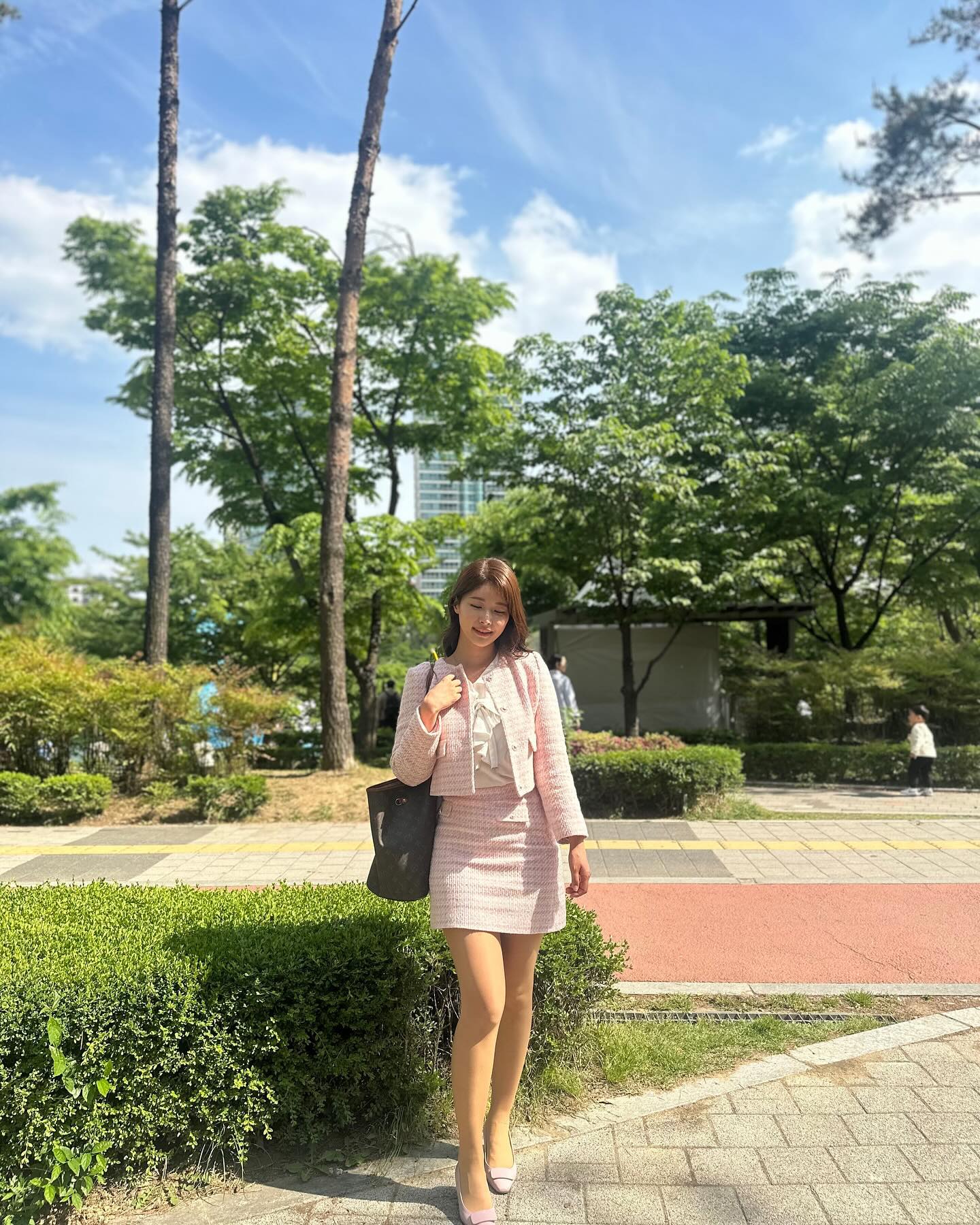 🫧🤍

구매는 bylynn.shop 〰️

kenneth_lady #바이린샵 #케네스레이디 #장다아패션 #봄신상 #하객룩 #로맨틱룩 #직장인룩 #원피스코디 #트위드자켓 #데이트룩