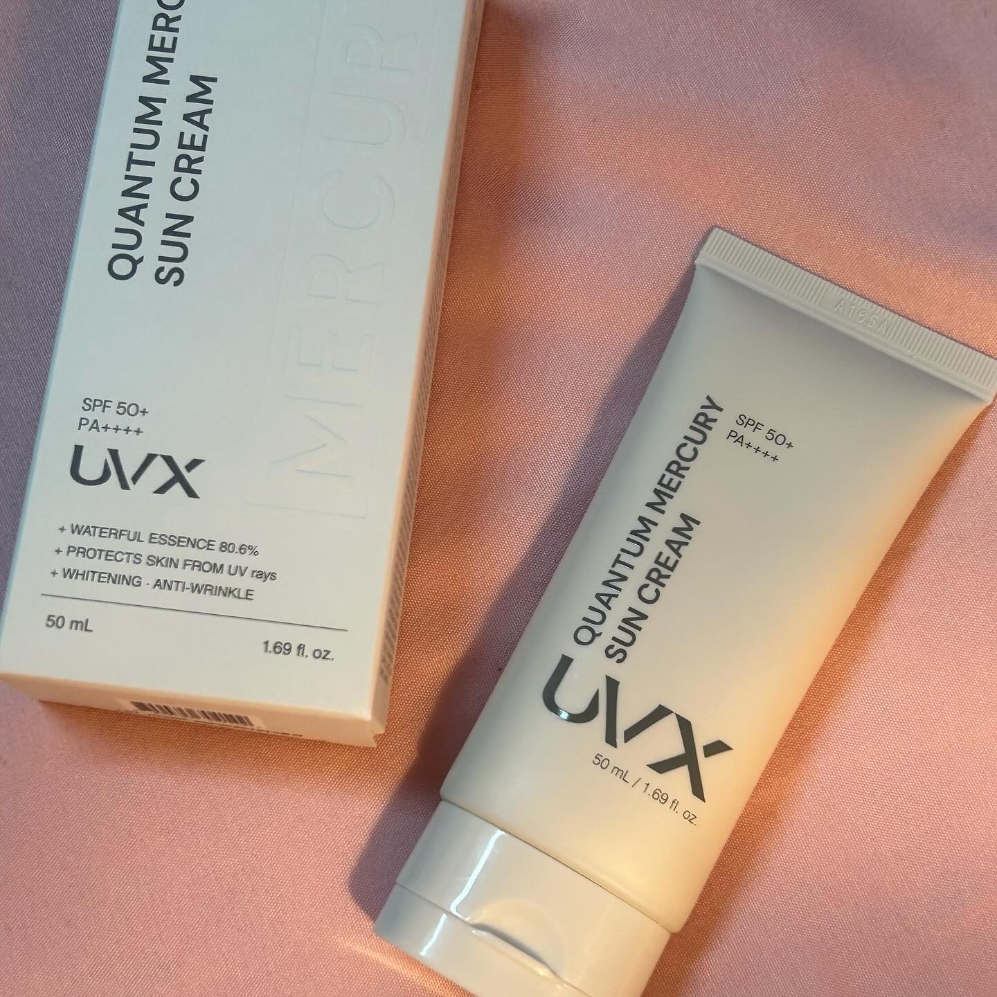#협찬 uvx_suncare #머큐리데일리선크림 #UVX
🤍수분에센스 80.6%🤍
속건조 해결사 머큐리 데일리 선크림 💧🩵

수분에센스 80.6% 함량으로 강력한 수분 처방으로
어떤 피부타입이든 데일리로 사용하기 딱 좋은 제품이에요 🩵

수분을 가득 채워주는 수분자차 선크림으로
생크림처럼 부드럽고 가벼운 텍스쳐가 피부에 롤링함에 따라 탄탄하게 밀착되고 완벽하게 흡수하지만 마무리는 벨벳처럼 보들보들하게 마무리되어요
수분크림이나 로션을 바르는것처럼 정말 부드럽게 발리는게 가장 좋았어요

SPF 50+ , PA++++의 강력한 자외선 차단지수로
야외스포츠나 야외활동시에도 사용하기 적합한 수준의 강력한 자외선 차단 효과 🔥

🩵 특허받은 보습성분으로 손상된 피부 장벽 개선
🩵 촉촉한 보습막을 만들어 자외선차단은 물론, 피부 속 건조까지 케어
🩵 자외선차단, 주름개선+미백3중 기능성화장품
🩵 해양 생태계를 해치지않는 리프세이프 제품

#촉촉한선크림 #모델 #피부진정 #보습선크림 #태양차단 #자외선차단 #피부진정 #신상품나왔을땐 #공팔리터 #08L #피부보습 #뷰티 #뷰티루틴 #선크림추천 #선크림