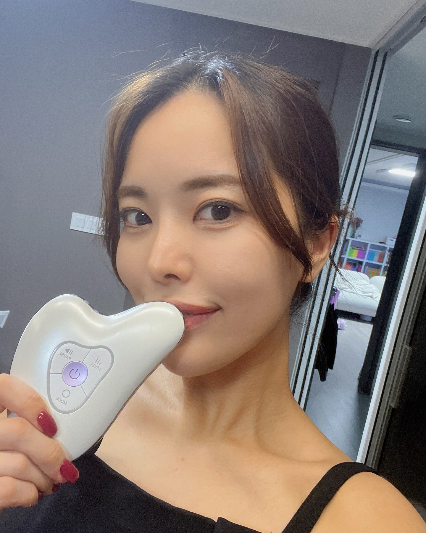 #협찬

동국제약 54년 피부과학을 담은 프리미엄 괄사 테크놀로지 ‘마데카프라임 화이트펄’
한번의 터치로 선이 살아나는 순환케어가 출시되었답니다 !

✔️프리미엄 괄사 테크놀로지 4 in 1 (괄사,고주파,탄력,흡수)
✔️3중 고주파 열 에너지 전달 
✔️특허받은 기술과 독보적 디자인 
✔️ X3배 빠른 탄력 개선 

홈케어에 진심인 사람답게 유명하다는 괄사는 가지고 있지만 
괄사관리와 동시에 고주파,흡수,탄력 관리를 동시에 할 수 있다는 메리트가 
너무너무 맘에 드는거 있죠? 🥹💗💗

그외에도 얼굴뿐 아니라 바디에도 사용이 가능하다는 톡톡한 만능 괄사 🪽

.
.
.
.
.
#협찬 #동국제약 #마데카프라임 #뷰티디바이스 #고주파마사지기 #괄사마사지기 #피부관리 #승모근 #센텔리안24 #괄사 #얼굴마사지기