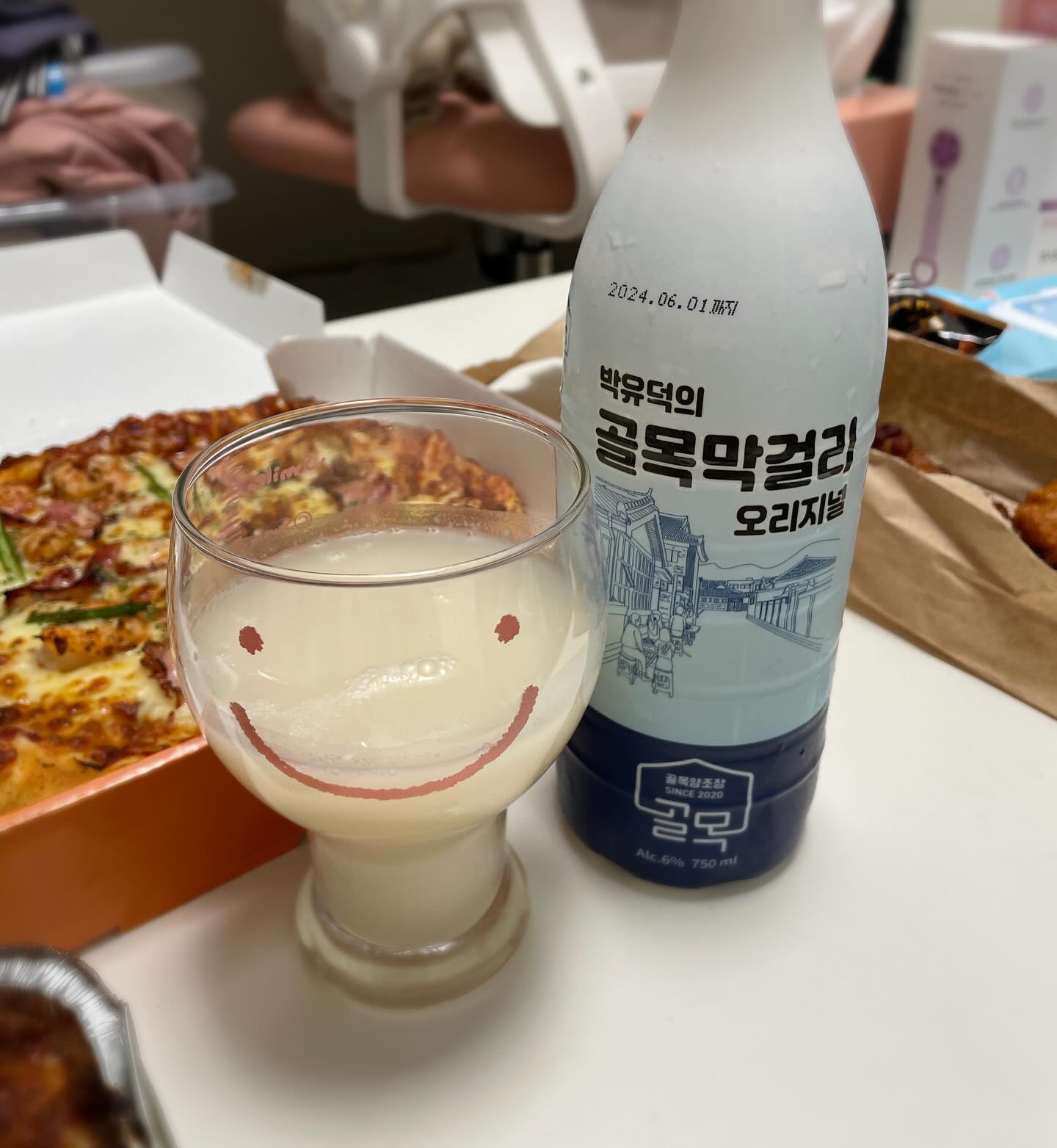 #협찬#골목막걸리

저온숙성공법으로 더욱부드럽고 깔끔해요
편의점 4사 입점 #GS25막걸리#이마트24막걸리#세븐일레븐막걸리#CU막걸리

우리쌀 본연의맛을 가득담았어요
#충남예산 우리쌀 100% #생막걸리
패키지 풀라벨교체로 빛에따른 변질을 막아줘서 신선한 품일을유지해요

발효과정에따라 탄산감이 어우러져 다양한맛을 선사해요
백종원 박유덕콜라보

#막걸리추천#전통주#막걸리종류#막걸리#마시는사람들#백술상회#골목양조장
#MAKGEOLLI#예산시장#지역특산주#혼술#홈술#편의점막걸리#편의점신상#술스타그램