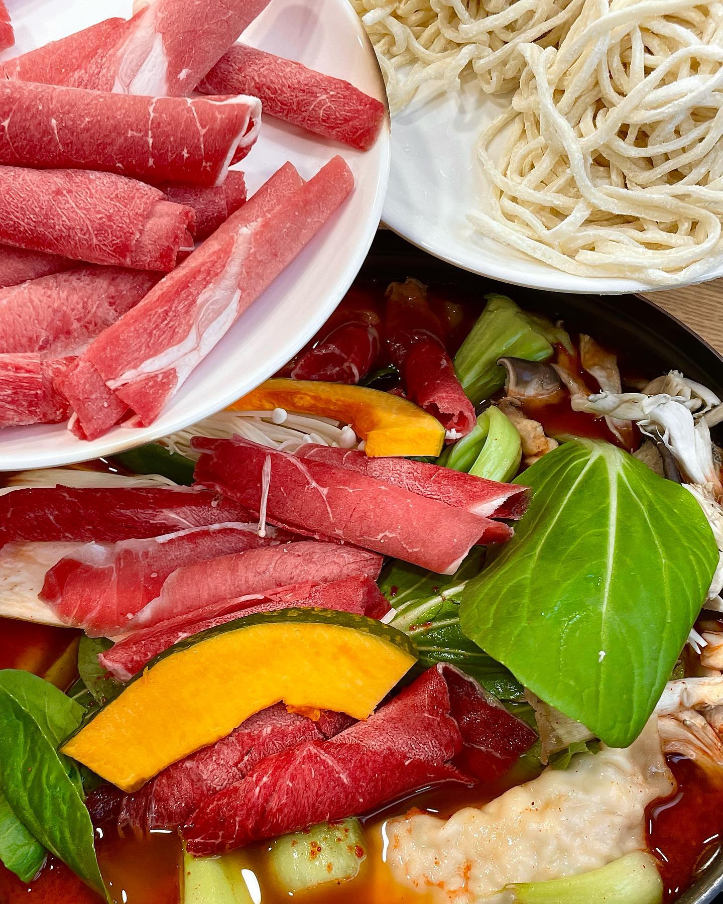 율천동 주민이라면 꼭 꼭 가볼집‼️
#본만두

타지역에서도 찾아오는 찐맛집🔥
그래서 웨이팅은 각오하셔야 돼요

📝얼큰소고기만두전골 
주먹보다 큰 수제만두 6덩이에 샤브소고기, 각종 버섯류, 청경채, 단호박 등이 푸짐하게 들어있는 대표메뉴✨
칼국수 사리도 기본으로 한덩이가 나와서, 후식 칼국수까지 즐길 수 있어요😆👍
우선 수제만두는 고기만두느낌보단 두부에 약간의 김치? 깔끔담백하니 진짜 너무너무 맛있어요ㅠㅠ
샤브소고기는 전골 2인분 이상 주문시 1접시 서비스! 
고기가 어찌나 많은지 샤브샤브 비주얼도 나요💕
칼국수사리는 넣으면 국물은 걸쭉해지면서 면은 쫀득쫀득🤤 면추가 못참아...

칼칼함을 느끼고 싶은 분은 얼큰만두전골 / 개운함을 느끼고 싶은 분은 사골만두전골 추천드려요!
@@뜨뜻한 만두전골로 몸녹이러 갈 사람??

🤍본만두 천천본점
🤍경기 수원시 장안구 정자로 16
🤍얼큰소고기만두전골(2인분) 24000원
면사리추가 4000원
공기밥 1000원

#뿡앤꺽_수원 #뿡앤꺽_율전