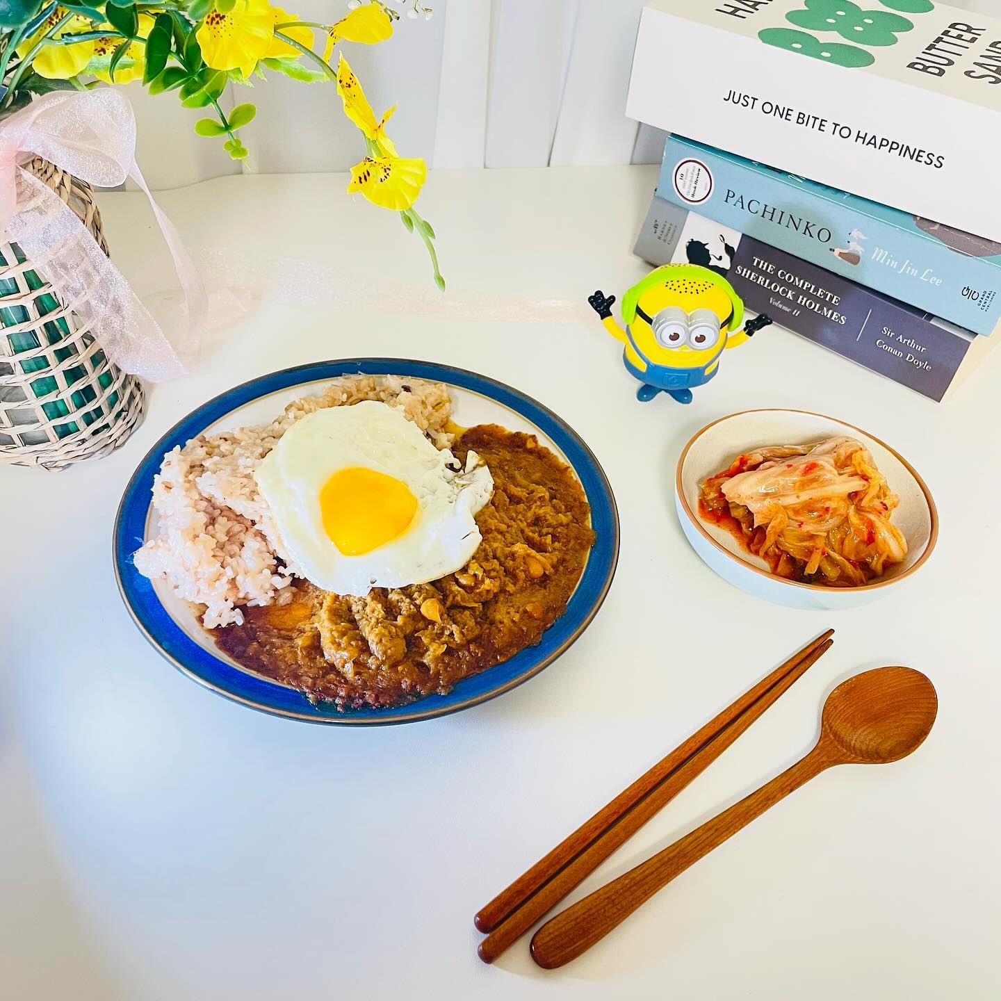#제품제공받음 #수제카레 #키마카레 

매운 건 잘 못 먹는 우리 공쥬님께서 유일하게 선호하는 음식이 카레인데요. 그것도 매운맛은 못 먹고 순한맛만 달라고 하는 편이에요. 하지만 시판 제품은 3분 카레거나 혹은 카레 가루를 뭉근히 끓여 만들어야 되니 조리 시간이 꽤 걸렸는데요. 

​이​제 정성들여 만든 수제 카레를 집에서 간단하게 맛볼 수 있게 되었어요. 물없이 양파와 한돈만으로 끓여낸 저수분 키마카레를 #사평카레 에서 만들어냈더라고요.

일찍 퇴근한 맵찔이 남편과 순한맛만 먹는 우리 공주님을 위해 순한맛으로 2개, 저는 매운맛 마니아라서 매운맛으로 준비해보았어요. 냉동실에 넣어두었는데 전자렌지에 2분30초만 돌리면 뚝딱이니 넘나 편한 것!

제가 조리를 해보니 둘다 비쥬얼은 비슷하더라고요. 한 숟갈 먹었을 때 살짝 매콤한 느낌의 차이 정도라고 생각하시면 될 것 같아요.^^ 

우왕, 자취하는 분들에게도 딱일 것 같지 않나요? 매번 3분 카레로 대충 끼니 때우지 마세요. 몸 다 상해서 저처럼 골골백년이 된답니다. 요렇게 좋은 재료로 정성 들여 만든 사평카레로 채워보세요. 

토핑으로 올린 계란후라이가 조금 찌그러졌지만 어떤가요? 먹음직스럽죠?ㅋㅋ 서비스로 튀김조각이랑 파마산치즈가루가 왔던데 곁들여먹으니 맛이 그만이더라고요. 

역시 엄마손맛 생각날 때는 요런 수제 카레가 제격인 것 같아요.^^ 

​

​