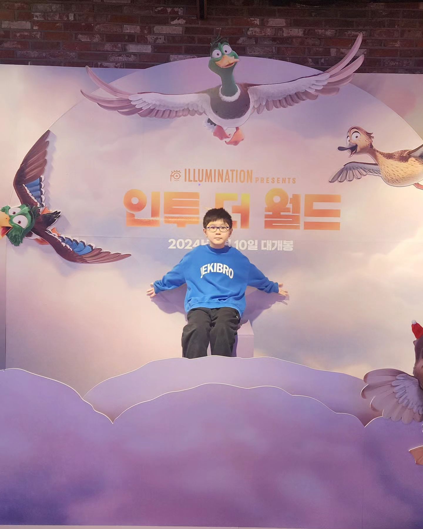 #광고 

새로 시작하는 갑진년과 너무 찰떡인 가족영화
인투 더 월드 보고 왔는데, 기대 이상이에요!!

오리 가족들의 모험을 향한 용기와 도전
그리고 희망적 메시지를 담아 감동과 재미가 두 배!

아빠, 엄마, 중2병오빠와 귀요미 동생까지
딱 우리 가족을 보는 듯 해서 더 재밌게 봤어요.

아름다운 자연과 화려한 뉴욕의 도시,
하늘을 날 때 마주한 구름 속 광경까지!
꼭 극장에서 경험해야 할 영화임이 분명해요.

특히 저는 4DXSCREEN 으로 봤는데,
와… 진짜 이렇게 익스트림 할 수 있나!
물 나오고, 바람 나오고, 의자가 흔들리니
진짜 하늘을 나는 기분이 들더라고요~

[미니언즈]와 [슈퍼 마리오 브라더스]에 이어
일루미네이션의 2024년 첫 영화인만큼
일루미네이션 팬이라면 놓치지 마세요.

영화 시작 전에 미니언즈의 새로운 단편
[달탈출]을 오직 극장에서, 가장 먼저 만나볼 수 있답니다.

📅 1월 10일 극장에서 만나요!

#인투더월드 #일루미네이션 
#영화 #영화추천 #1월10일극장개봉 
#애니메이션 #가족영화추천