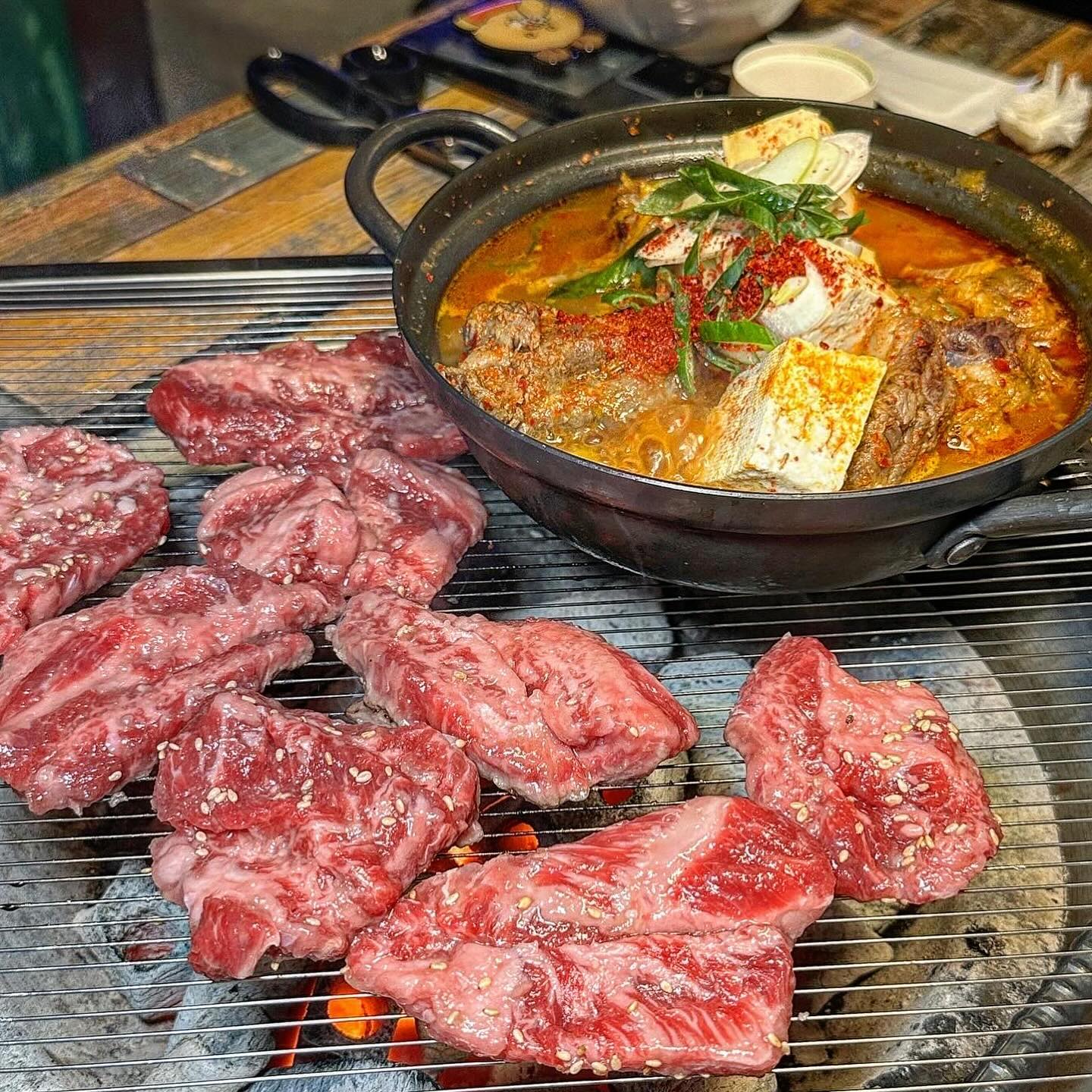 🍗종각 고기 찐맛집 추천🥩

#남산드럼통_종로직영점 
서울 종로구 삼일대로19길 24 2층

갓성비 넘치는 소갈비 맛집
남산드럼통이라고 들어는 봤는가?✨

양념소갈비살 600g이 단돈 39,000원
이가격이면 남는것도 없을거같은데
열무국수까지 무한으로 먹을 수 있다긔❤️

거기에 갈비된장찌개
갈비 크기도 어마무시히고
한우크림육회 비주얼 끝...🤍

그냥 먹어도 맛있는 육회에
양파크림소스 반칙이잖아요ㅠㅠ❤️

그냥 끝없이 술마실 수 있습니다
사람 많으니 예약하고가셔요!

✔️영업시간 : 오전 11시 ~ 오후11시
✔️화장실 가게내부🚻(깨-끗)
✔️네이버예약 가능💚
✔️양념소갈비살600g(39,000원) / 한우크림육회(18,000원) / 갈비된장찌개(12,000원)

#남산드럼통 #종각맛집 #종각역맛집 #종로맛집 #종로맛집추천 #종각데이트 #종각젊음의거리맛집 #종각회식 #종각회식장소 #먹팔맞팔