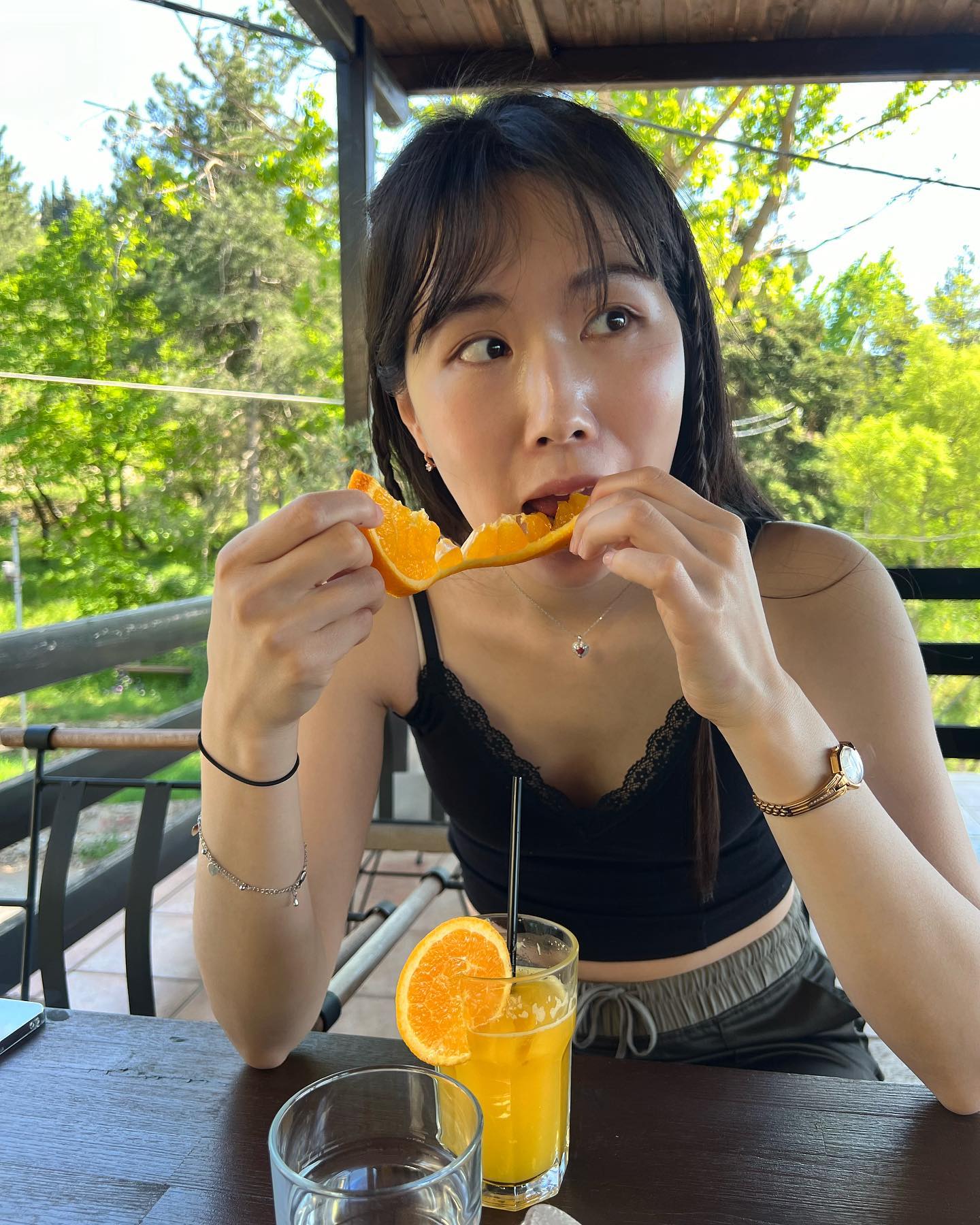 Eagerly eating orange 🍊 오렌지를 치킨뜯듯히 열정적으로 먹고있는 사진 맘에들어!!
.
.
.
.
.
#orangegirl #orange #fruitlover #orangejuice #greece #greece🇬🇷 #세계여행자 #세계여행 #세계일주 #worldtraveler #worldtravel #greece_travel #greece_travel #greecestagram #greeceislands #visitgreece