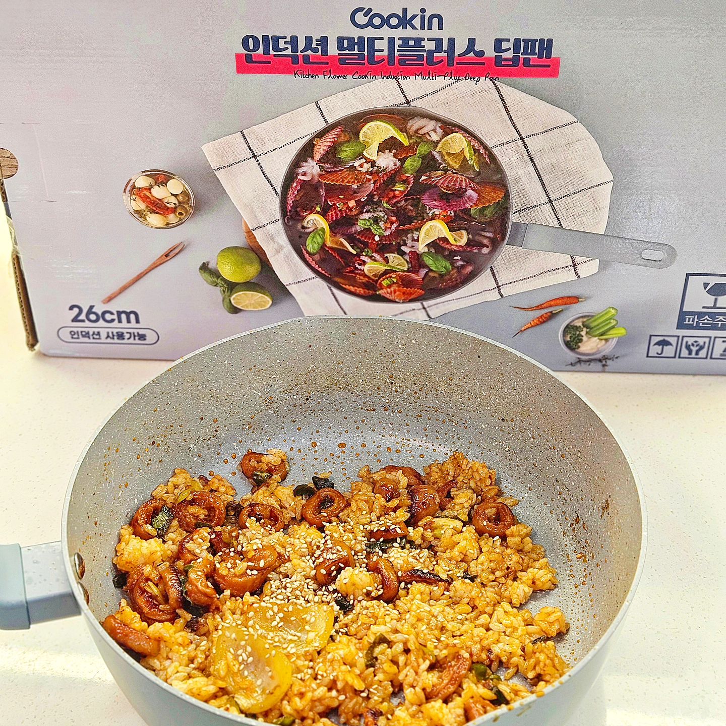 #협찬 요리할 땐 웍이 최고지✨️

요리하기 너무 좋은 #키친플라워 웍🍳

양쪽 물코 디자인에 세라믹코팅이라
너무 부드럽고 음식이 눌러붙지도 않아서
어떤 요리도 다 가능해요😍

인덕션에도 쓸 수 있고
핸들 그립감이 좋아서 특히나 볶음할 때 최고💓

요리는 역시 장비 아닙니까
웍은 필수로 가지고 있자구요🔥

#운몽_주방용품 #프라이팬 #프라이팬추천
#웍 #인덕션궁중팬 #궁중팬 #멀티팬 #웍추천 #요리 #요리스타그램