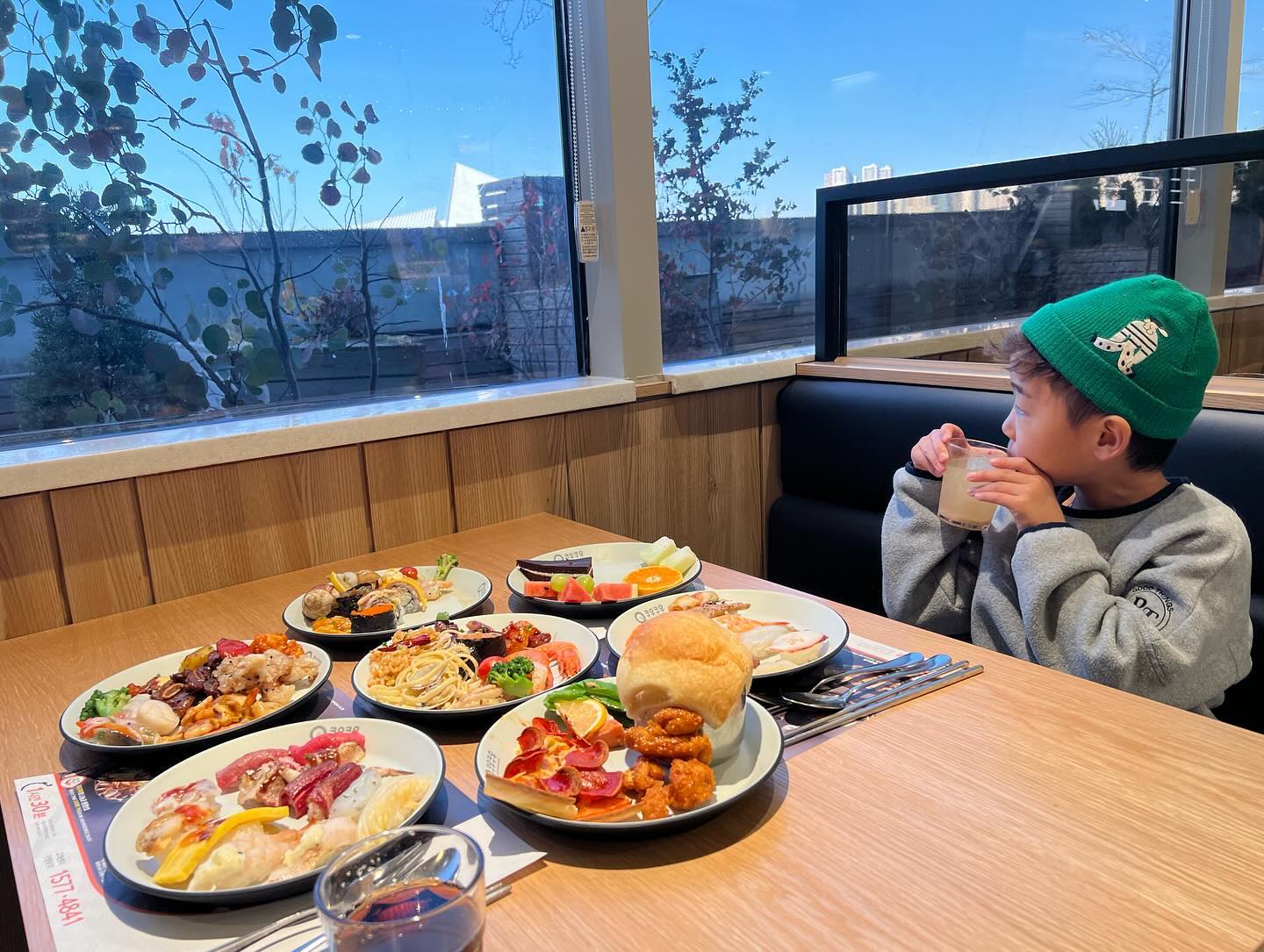 #협찬

초밥 좋아하시는 분~~🙋🏻‍♀️🙋🏻‍♀️🙋🏻‍♀️🔊
말해뭐해. 쿠우쿠우 모르시는 분은 없으시져!?~
배터지게 먹을 수 있다!! 

음식도 깔꼼한 것이, 맛도 좋네♥️

우선 기본적으로 와사비가 안 들어가 있어서
우리아들이 아주 잘 먹었음☺️
전 따로 장에 와사비 담아 콕!-🧡
(쿠우쿠우는 배려심도 있다 ㅋㅋㅋㅋㅋㅋ)

연말 가족들과 친구들과 함께 쿠우쿠우🍣💕

📍평일,주말 11시 - 22시 
📍경기 고양시 일산동구 백마로 195 SK엠시티 3층
📍031-932-9752

#쿠우쿠우 #일산맛집 #쿠우쿠우일산호수공원점 #일산초밥 #일산뷔페 #일산무한리필 #라페스타맛집 #라페스타초밥 #일산호수공원맛집 #일산호수공원초밥 #일산초밥뷔페 #정발산역맛집 #마두역맛집