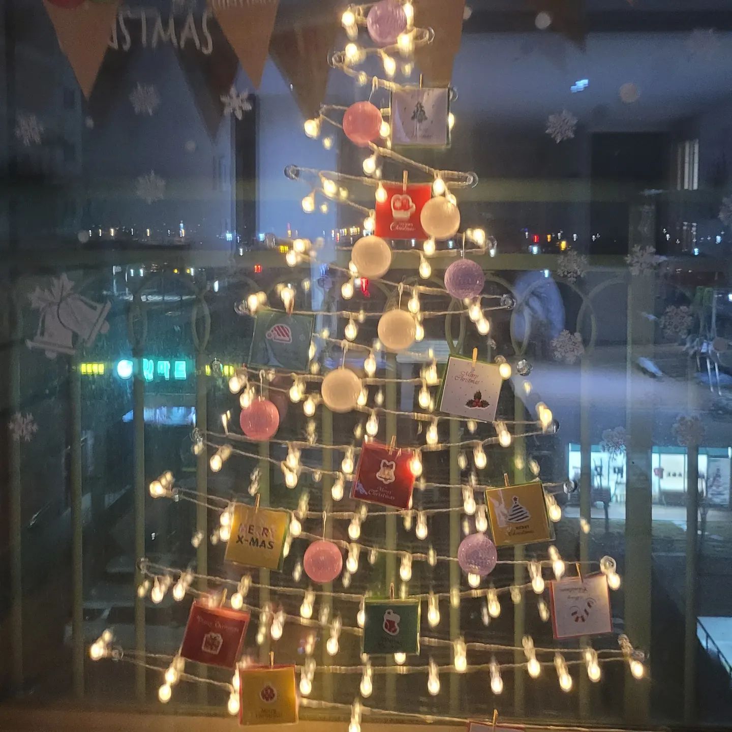 #창문트리🎄⛄❄ 
#아이들과트리꾸미기🎀 
#바쁜일상#평일저녁시간