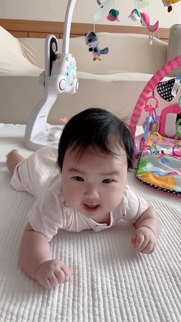⠀
#터미타임연습 
#토끼띠아기
#귀염둥이💕
⠀
슈퍼맨 자세는 이제 완벽 🫶🏻
그럼 이제 시작 되는건
뒤집기 지옥 🫣