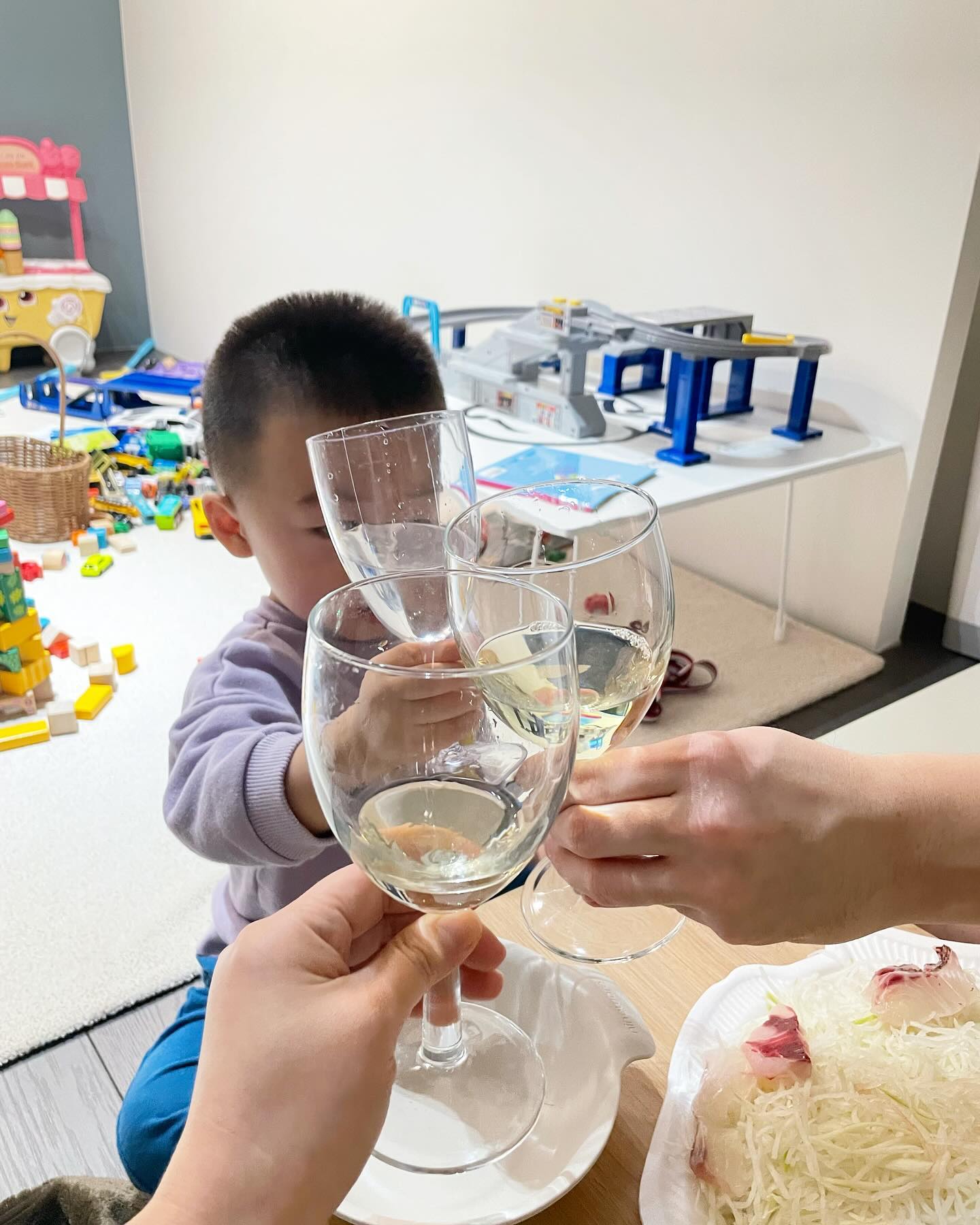 오하우스 #집에서제일바빠 컨텐츠 올리려고했는데 
설연휴 진짜 너무 바빠서 치우지도 못하고 있는 #육아현실😂 
모처럼 연휴라 남편이랑 예쁘게 플레이팅하고 와인한잔 하려고 했는데 #프로참석러 장떠우 역시나 참여하고 했고요🥂
밤 11시까지 놀더니 4번째 응아를 하고 그는 잠이 들었습니다 ㅋ
그러다보니 육아 날 것의 삶 그 자체!

그나저나 아기들 세배 잘했나요?!🙇🏻‍♂️
떠우는 마이웨이라 양가에서 세배 안하고 세뱃돈만 낼름 받았네요.
쇼파에 서있기만 함ㅋㅋ
어제 세배 못했다고 아버님한테 혼났는데 내년엔 잘하자 아들🫶

#오하우스 #오하우스시즌10 #설날일기 #오늘의집