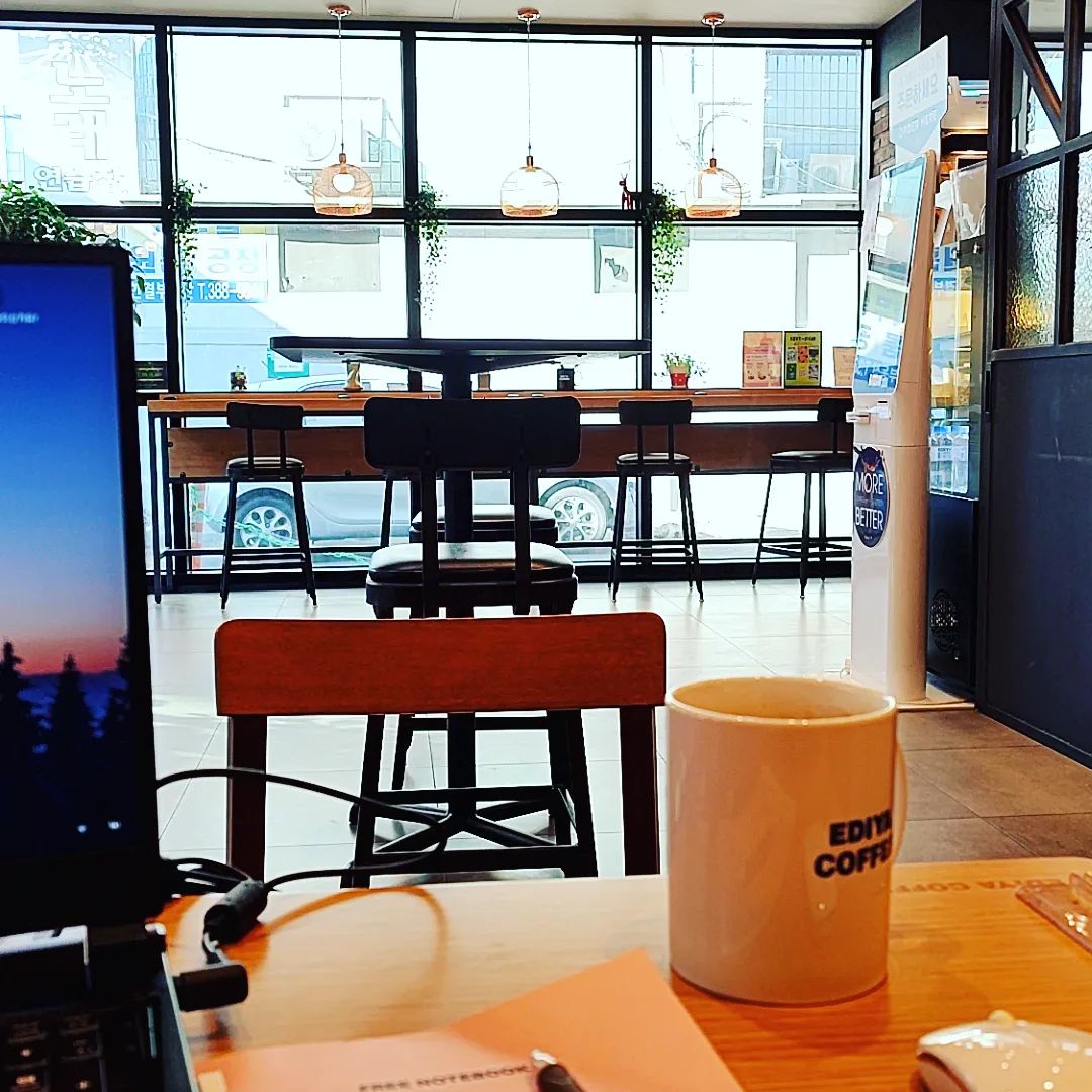 낮잠이 생각나는 나른한 일요일 오후이지만...
힘든 몸을 이끌고 일단 밖에 나와봅니다.
집밖 커피한잔으로 늦은 하루 시작합니다~
#카페#하루시작