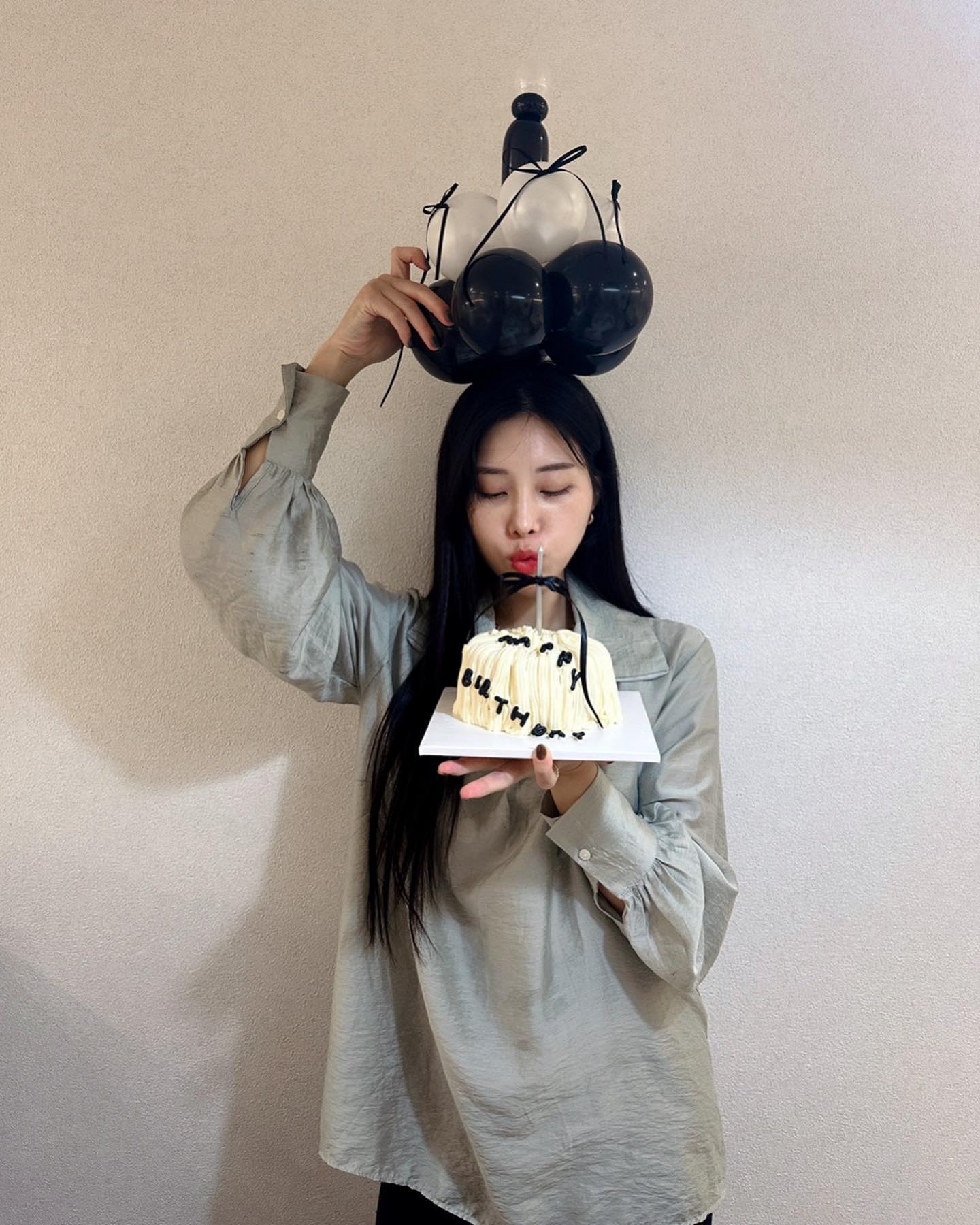 맛있구 이쁘구~~~ 이렇게 집에서 세부부 모여 생일파티하니까 너무 너무 좋구만!!🥳🤍🤍🤍 들기름 광어회는 진쨔..🤤 이 레시피 만든 천재님 누구세요..🫶🏻
