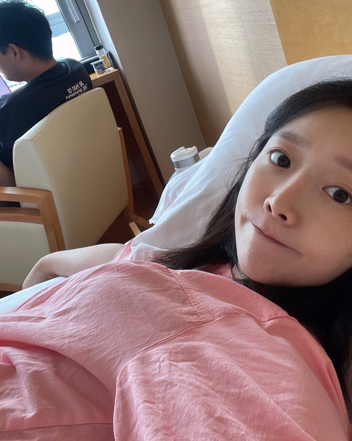 조리원 샴푸서비스 받고 딩굴댕굴🙃
난 사실 병원에서 못참고 
의자 화장실에 가져가서 
오빠가 샴푸로 두피 다 갈겨줬어서,
다른 사람들 보다 상태가 좋았던 편

여러분 못참겠으면 남편찬스 쓰세혀
진짜 두피 다 털어줍니당🫴🏻

#남편한테잘하자 
#와이프한테잘하자 
#둘도없는사이