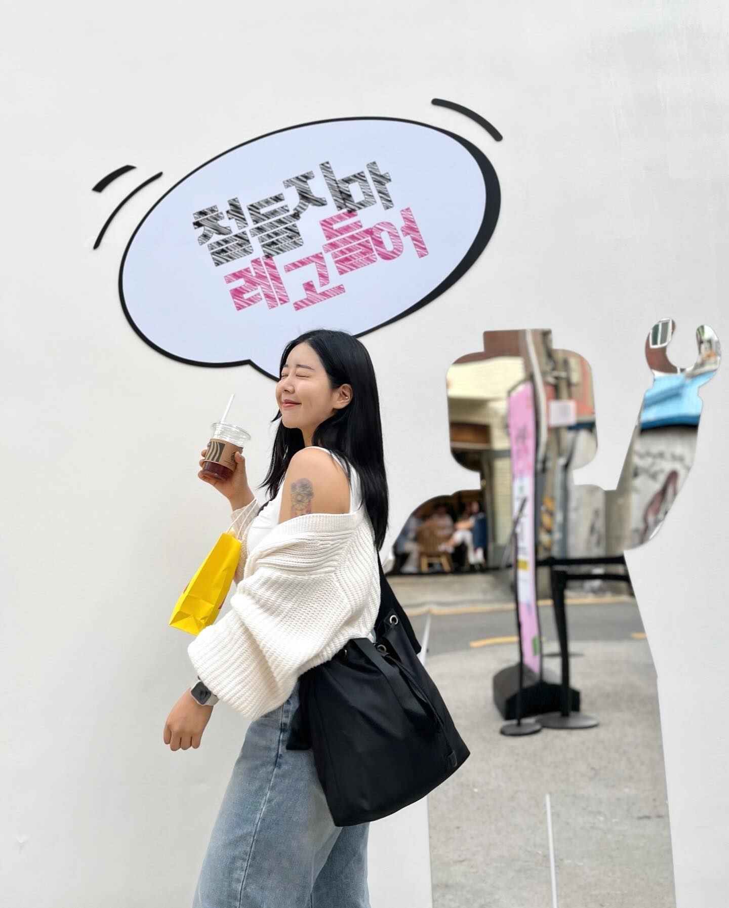 성수동에 오픈한 ‘철들지마 레고팝업‘에 다녀왔어요🫶🏽
⠀⠀⠀⠀⠀⠀⠀
⠀⠀⠀⠀⠀⠀⠀
1층에는 귀여운 브릭 디저트를 직접 조립해볼 수 있는 레고카페 부터 레고브릭으로 가득 채운 풀장 그리고 포토부스, 미니피겨 뽑기, 웰컴기프트까지 즐길 수 있어요!!!
⠀⠀⠀⠀⠀⠀⠀
⠀⠀⠀⠀⠀⠀⠀
2층은 레고의 역사를 한 데 모은 ‘레고 갤러리’와 VIP를 위한 ‘레고 쇼룸’으로 꾸며졌어요 :)
⠀⠀⠀⠀⠀⠀⠀
⠀⠀⠀⠀⠀⠀⠀
5월 5일까지 ‘카카오톡 선물하기 GiftX’에서 5만원 이상 구매 시 팝업 사전 예약이 가능해요🤍
⠀⠀⠀⠀⠀⠀⠀
예약 고객에게 레고 브릭케이크 선물과 럭키드로우, 1인 동반 입장 패스트패스 등 전용 혜택까지 풍성하니 놓치지 마세요!!🫶🏽🫶🏽
⠀⠀⠀⠀⠀⠀⠀
⠀⠀⠀⠀⠀⠀⠀
장소: 서울 성동구 성수이로7길 39
기간: 4/27 (토) ~ 5/12 (일) 12시~21시
(입장 마감 20:00)
⠀⠀⠀⠀⠀⠀⠀
⠀⠀⠀⠀⠀⠀⠀
#광고 #레고코리아 #철들지마레고팝업 legokorea_official
⠀⠀⠀⠀⠀⠀⠀
⠀⠀⠀⠀⠀⠀⠀
⠀⠀⠀⠀⠀⠀⠀
#레고 #철들지마레고들어 #레고팝업 #성수팝업 #팝업추천 #어린이날