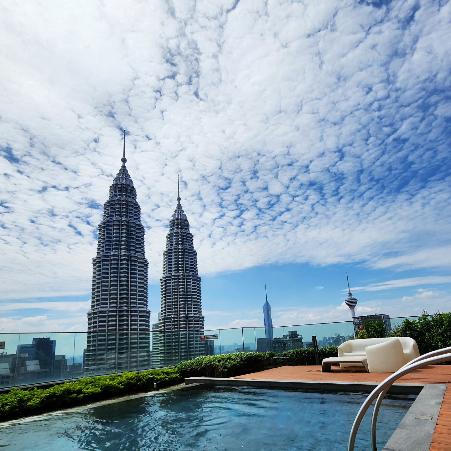 KLCC

여행지로는 모르겠지만 
한국인이 살기 좋은곳인거는 확실한 듯

수영장에 한국인들 뿐이었던 이 곳🤣

확실히 공기는 맑은곳이다
쇼핑센터도 많고 
멀티네셔널한 곳이라
음식들도 다양해서
먹을것들도 다양하다

인도에 있다가 온 곳이라 그런건지는 몰라도
너무 마음에 들고 좋았던 곳💕

#KL

#쿠알라룸푸르 #말레이시아
#말레이시아여행 #출장 

#여행블로그 #여행인플루언서 #해외여행
#travelblogger #sponsorship #travelinfluencers 
#여행하는여자 #여행협찬 #협찬환영 #협찬가능
