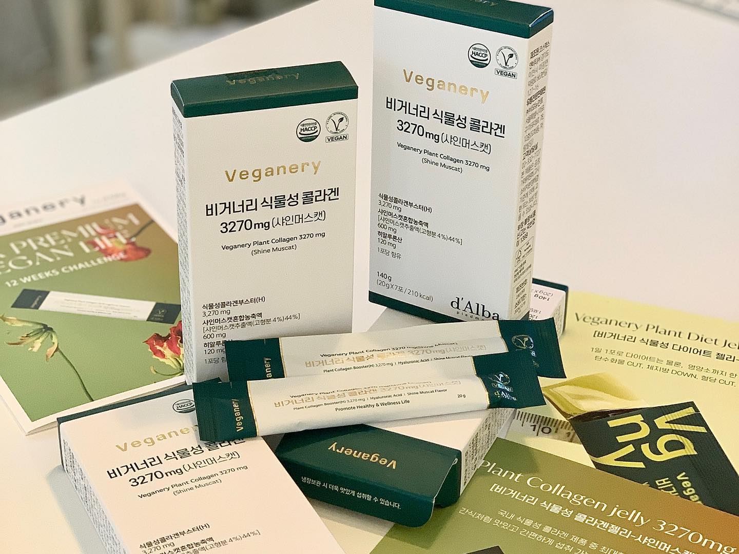 #협찬

#비거너리12주챌린지 중 #비거너리2주챌린지 veganery_official 

✅ 달바 비거너리 비건 다이어트 젤리 2주 섭취 후 후기

#제품제공 
요즘 식사 후 매일 같이 먹어주는 비거너리 비건 다이어트 젤리❣️

탱글탱글한 식감과 깔끔하고 새콤달콤한 샤인머스캣 맛 젤리라 
부담없이 먹을 수 있었고 가르시니아 캄보지아 추출물로 
탄수화물이 지방으로 합성되는 것을 
억제시켜주어 체지방 감소에 도움을 주는
간편하고 맛있는 다이어트 콜라겐 젤리랍니다🍇

올해는 식단 하나도 안하고 먹고싶은거 먹고
주 1회 운동하면서 1일 1포씩 2주간 챙겨먹었을 뿐인데
체중은 -1.1kg 감소, 체지방량이 무려 -1.4kg 감소했어요💪🏻
효과 무엇....🫢

너무 맛있고 다먹으면 내돈내산하고싶을 정도로 다이어트 효과까지!!🏃🏻‍♀️ 
 
[가르시니아 캄보지아 추출물]
빵, 면, 밥과 같은 탄수화물 컷팅하는데 도움을 줌

[옥수수 유래 식이섬유 난소화성 말토덱스티린]
원활한 배변활동과 식후 혈당상승 억제에 도움을 줌

👆🏻3일에 한번 화장실 갈까말까하는데 다이어트 젤리먹고 
1일1 화장실 갔다는 ㅋㅋㅋㅋ 변비약 보다 효과 좋아....💩
갑자기 화밍아웃..🚽

달바 비거너리 콜라겐 젤리와 함께
건강하고 맛있게 다이어트하세요💙 

#달바 #비거너리 #콜라겐젤리 #다이어트젤리 #필라테스 #다이어트 #운동 #필라테스