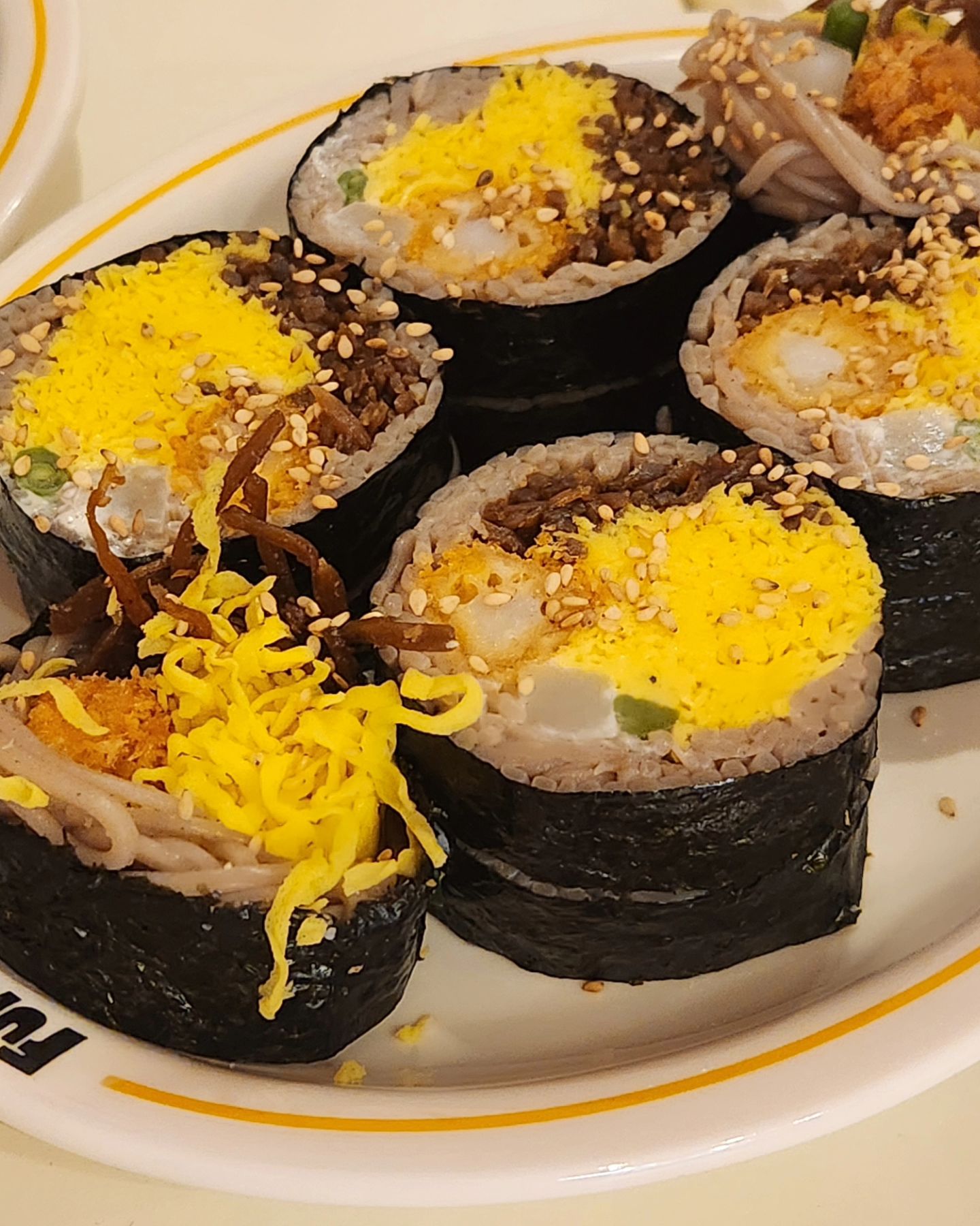 #윤밥픽
-
먹자마자 반한 뚱뚱이 김밥 futoru_official 후토루 ( *´ ‪ཫ`*)♡
#연어후토마키 와 #소바후토마키 둘 다 새우튀김, 계란지단, 우엉이 들어가 있는데 새우튀김은 튀김 옷이 되게 얇아서 파삭파삭하고 느끼하지 않아서 좋았던 ͙ᐟ ͙ᐟ 우엉도 살짝 튀긴 것처럼 바삭한 감이 있으면서도 달짝지근해서 전체적인 김밥의 간을 담당해줬어요 ✨️

제 픽은 소바후토마키였는데 메밀면이 살짝 시원하면서 쫀쫀해서 바삭한 튀김이랑 너무 잘 어울렸습니당 , , 😖 날씨가 더워서 그런가 포장해서 냉장고에서 냉기샤워 시켜주고 와사비 올려서 먹고 싶어요 🧊❄️( ･o˙ )❄️🧊
-
#후토루 #윤이_후토루