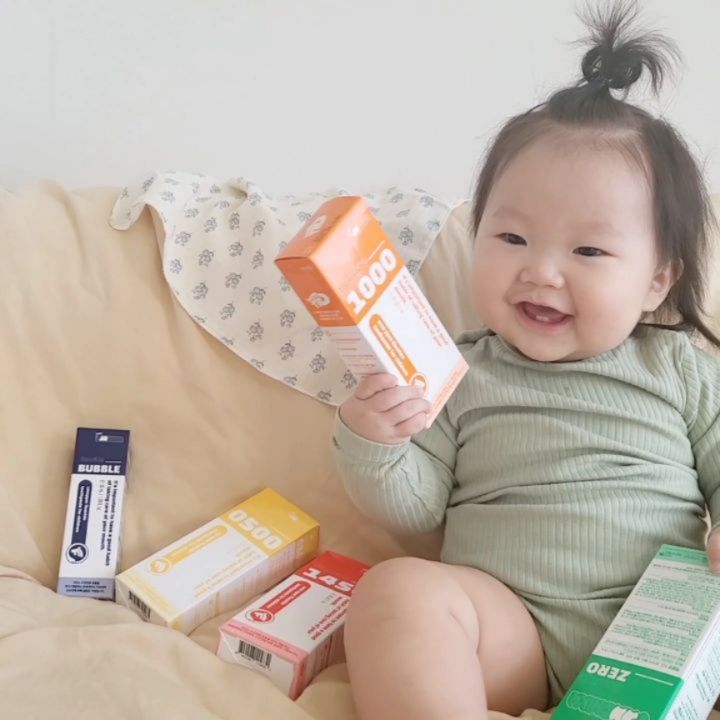#협찬 #제품제공

언니닮아 이도 빨리 난 아로로.
9개월인데 벌써
아랫니 윗니 2개씩 뿅뿅났어요.

개월 수나
아이의 치아상태에 맞게
필요한 불소량을 
(0, 500, 1000, 1450ppm)
👆직접 선택해서 사용할 수 있는
티드 푸치카 치약.

아로는 
무불소 티드푸치카 제로로
양치를 시작했어요.

티트 푸치카 치약은
✔️코코넛 자연유례 식물성 계면활성제가
들어있어서
아직 뱉어내지 못하는
아로에게 안심하고 사용하고 있어요 .
그리고
치아구조와 유사한 물질인 
✔️하이드록시아파타이트가 함유되어 있어서
치아표면을 튼튼하게 해주니,
양치만으로도 치아관리를 할 수 있어서
좋은 것 같아요. 

아직 충치치료 한번도 해본적 없는 건치아가씨 첫째는
해마다 불소치료도 빼놓지 않고,
정기검진도 꼬박꼬박 하고 있는데요,

​또 한가지 꼭 챙기는게
자일리톨캔디예요. 
티드 푸치카 어린이치약에도 
✔️자일리톨 성분이 있어서
타액분비 촉진에도,
구취제거와 충지예방에도
도움을 준다고 하니 안심입니다.

검증된 연구진이 개발하여
(연세대치과대학병원
현직 교수로 재직중인 최종훈 교수님과 의료진, 연구진이
직접 연구 개발)
어린이 치아건강에 도움을 줄 수 있는 티트 푸치카 치약. 

이는 일찍 났지만
8살까지 충치없이 잘
관리한 언니처럼

아로로도 
티드 푸치카 치약으로 
건치아가씨로 자라주겠니?

✨️ tidable_official

#티드 #푸치카 #티드치약 #어린이치약 #어린이불소치약 #불소치약 #무불소치약 #저불소치약 #0ppm #500ppm #1000ppm #1450ppm #유아치약 #키즈치약 #어린이치약 #연세대학교 #연세대학교치약 #최종훈교수 #자일리톨치약 #구취제거 #치태제거 #충치예방 #치약