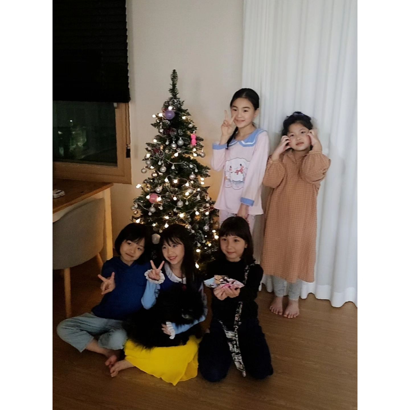 #안녕 
#이쁜이들💕 
제일 큰언니야가 없다 ㅠㅠ 
 
배터지게 먹고 수다 떨고/ 
애들이 엄마들한테 조용히해달라고 한 날 
ㅋㅋ ㅋㅋ ㅋㅋ ㅋㅋ ㅋㅋ 
쏴리, 너무 재밌었오 🤣🤣🤣🤣 
 
다음에 또 가려고 목도리 두고 왔음요.
절대로 깜빡한거 아니다용 😉 
ㅋㅋㅋㅋㅋㅋㅋㅋ 
 
#초대해주셔서감사합니다 :) 
 
송년회도 신년회도 다 해야하고, ㅋㅋ ㅋㅋ 
놀러도 가야하는데... 🙈🙊🙉 
빨리 날 잡자요 🎶