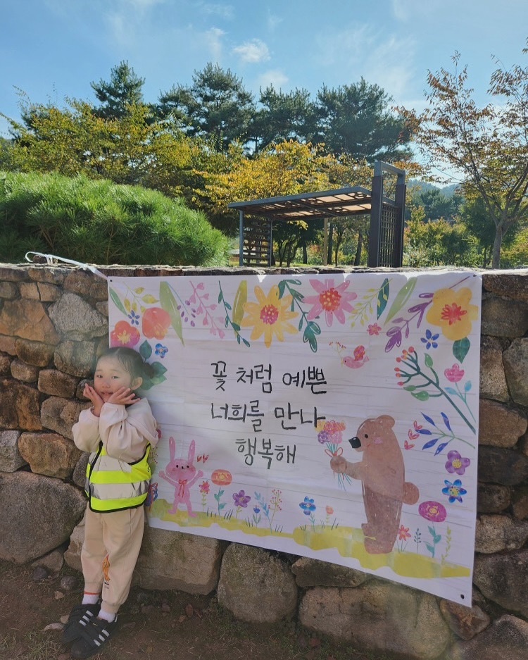 + 𝟭 𝟯 𝟳 𝟳 𝗱𝗮𝘆𝘀

어린이집에서 다녀온 단감따기 체험 യ ꕤ

스아실.. 우리 딸기는 단감 과수원 손녀라 
마음만 먹으면 언제든 체험가능하지만 😳,,
선생님, 친구들과 함께 하는 체험은 또 다르다구요 🧡
함께해서 더 즐거웠던 단감따기 체험 .ᐟ.ᐟ
저녁은 직접 딴 감 먹으며 뿌듯해했답니다 〰️
⠀ 

#🍓안녕딸기야 #241030