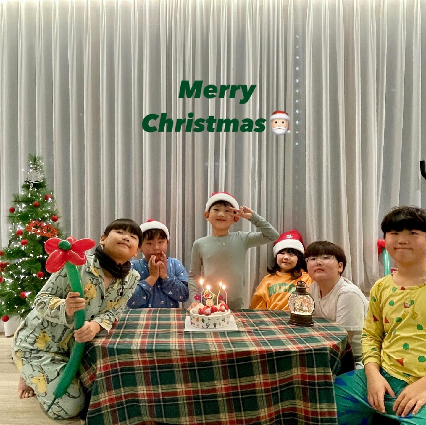 🎅🏻🎄❤️🍻

⠀⠀⠀⠀⠀⠀⠀⠀⠀⠀⠀⠀⠀⠀⠀⠀⠀ 
#유건일상 #7번째크리스마스 
#🎄#🎅🏻 #멜크 #xmas #추억저장