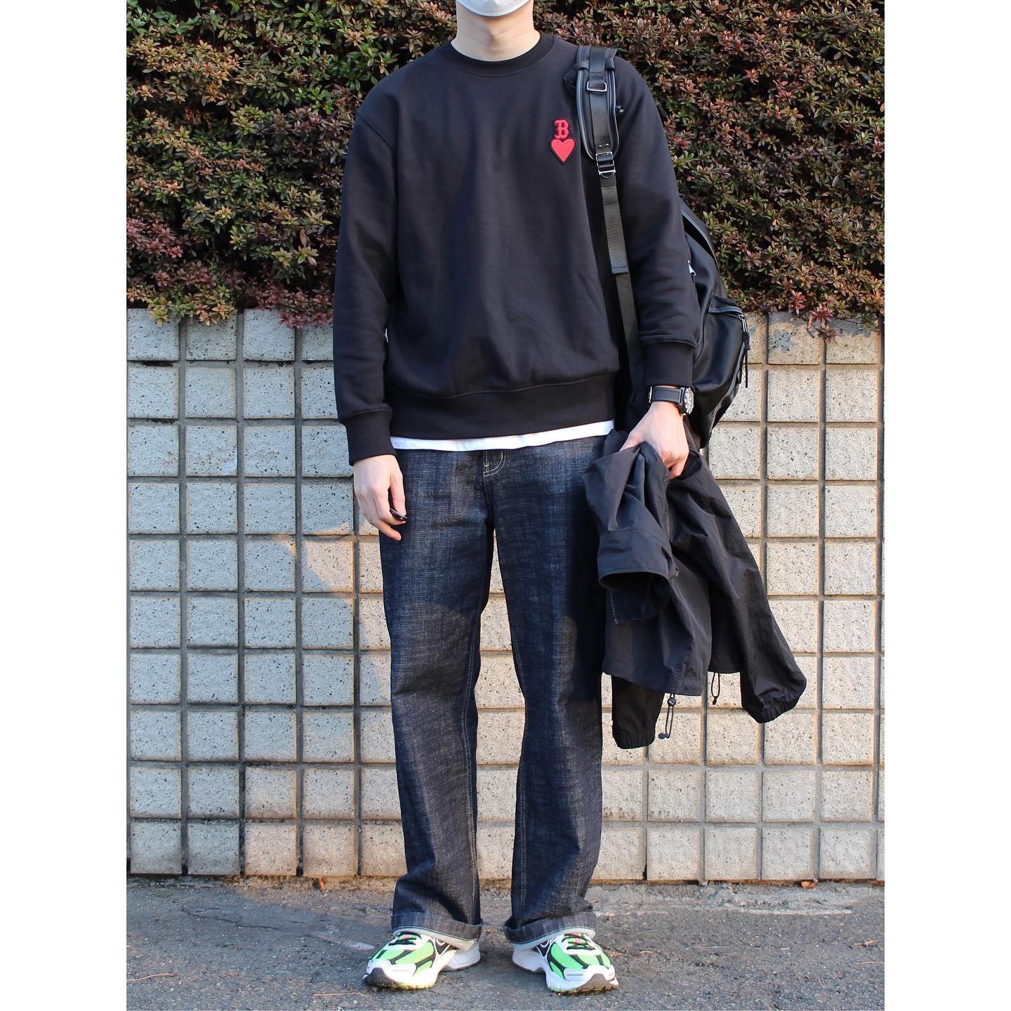+23.03.21+ #광고
⠀
⠀
한 달에 한 번씩은 올려야지 했는데
이제는 두 달에 한 번 올라가는 잉스타
⠀
카메라 들고 나갈 일이 없는걸까…
들고 나갈 일을 만들지 않는걸까 👀
⠀
-
환승연애 희두나연님이 착용해서
핫하다고 한다 #MLB하트맨투맨 ❣️
(상세리뷰는 프로필링크)
_________________
•Top mlbkorea 
•Bottom mod9_official 
•Shoes nike 
•Bag maisonmined 
⠀
⠀
#봄옷코디 #남자맨투맨브랜드 #커플맨투맨
#환승연애 #희두나연 #MLB #엠엘비 #데일리룩