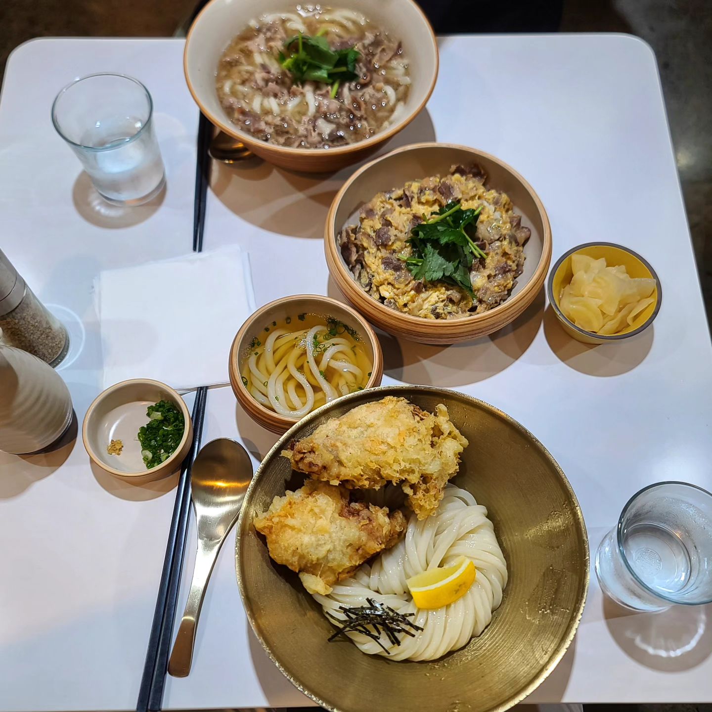 #대구맛집#우동맛집

자가제면으로 유명한 
#텐신란만 을 방문해봤습니다.

✔️소고기계란덥밥-타닌동은 부드럽고 담백해서 맛있었지만 기호에따라 끝으로 갈수록 느끼함을 느낄수도 있을것 같습니다.
✔️쇠고기우동-니꾸는 담백하고 따끈한 순한 고기우동같은 느낌입니다.
✔️쯔유를 부어먹는 차가운우동과 닭튀김-토리텐붓카케는 냉우동개념으로
쯔유가 너무 짜지도않고 간이 딱좋습니다. #미야꼬 냉고기우동이 살짝 생각나는 맛이었습니다.

무엇보다 면발이 너무 쫄깃하고 탱탱했고 간이 잘 맞아 맛있게 먹었습니다.
 
수성대근처는 항상 주차하기 힘들지만
마감시간대에 방문해서 수성대앞 유료주차장 자리가있어서 이용했습니다

#텐신란만
❣️대구 수성구 달구벌대로 2640 1층
⏰️11:10~20:30
🚗주차장없음 골목이나 
유료주차장 이용가능