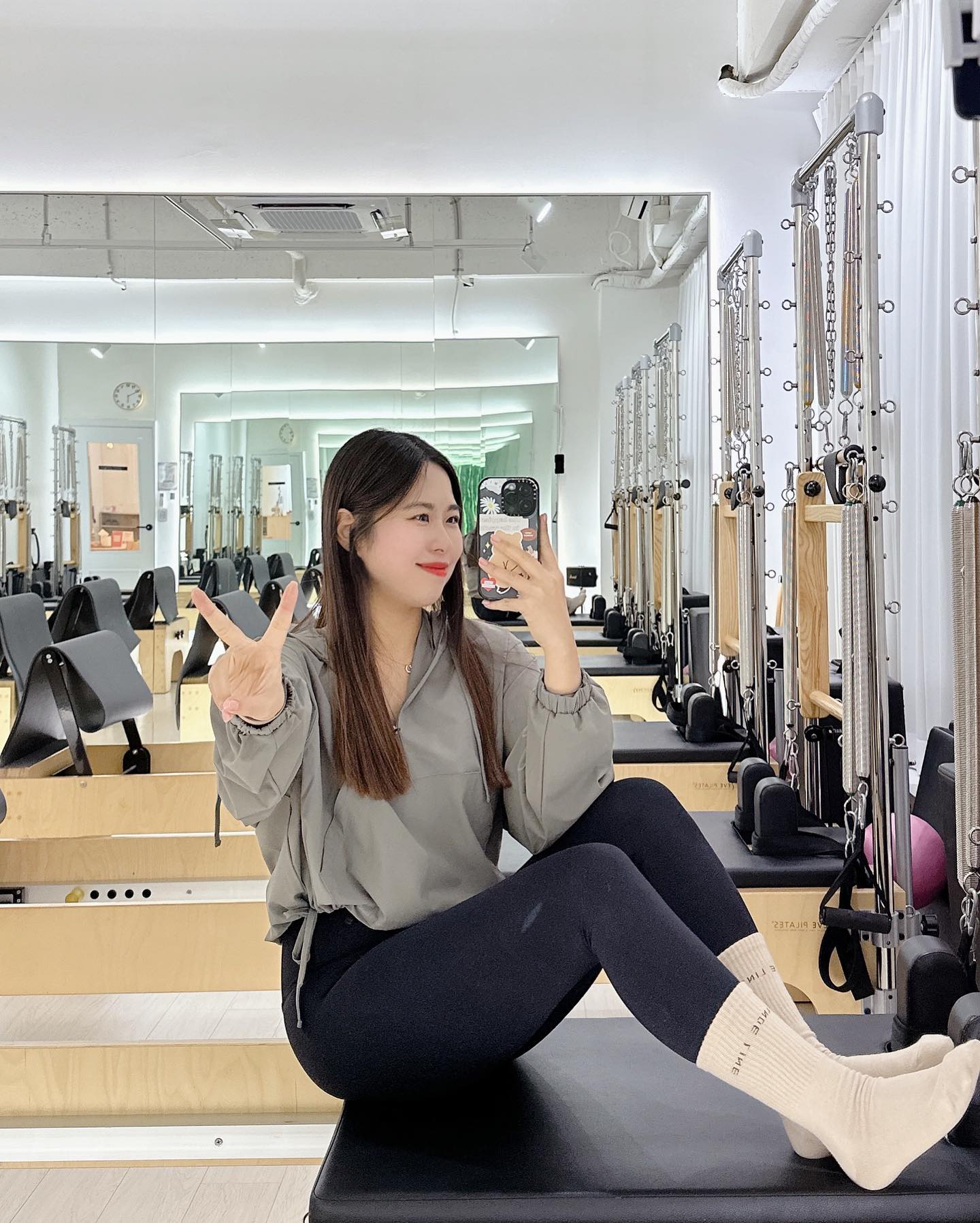 여러분 저는 11월 한달동안 정말 정신없이 바쁘게 일하고 있던게 있었는데 어제부로 드디어 ‼️ 끝이났어요 ‼️‼️

진짜 하루에 화장실도 제대로 못가고 .. 정말정말 열심히 준비하고 일했는데 좋은 결과로 끝이나서 속편하게 마무리 짓고 ~ 아부지 생신이셔서 가족외식도 하구 ~ 넘 행복한 어제였어요💗💗

이제 또 12월에 계획하고 있는 것이 있어서 준비하면서 11월을 잘 마무리해보려구해요🥰 
벌써 2023년이 거의 끝나가는데 여러분의 한해는 잘 지내고 계신가요 ~ ? 아쉬운부분이 있다면 남은 한해를 꾹꾹 눌러담아 지내보자구요😜

사진 속 의상은 #그란데라인 에서 #협찬 해준 아노락맨투맨 인데요
끝에 리본으로도 묶을 수 있고 아노락이라 자유롭게 코디도 할 수 있어서 손이 자주가는 옷이예요 !

전 카키처돌이라 카키색을 했는데 색상이 여러개라 고르기 넘 힘들었다는 ,,🤦🏻‍♀️ ㅋㅋㅋㅋㅋ 역시 #라인은그란데라인 💚💚