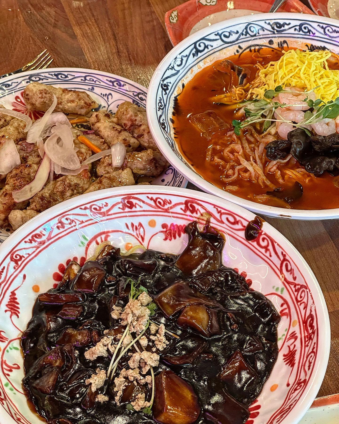 냉짬뽕 맛집이여라 〰️〰️
여름엔 짜장면 짬뽕과 함께 ㅋㅋㅋㅋ
더우니까 시원한데서 시원한거 먹기ㅣㅣ☺️
.
.
#보배반점
#맛있는기록